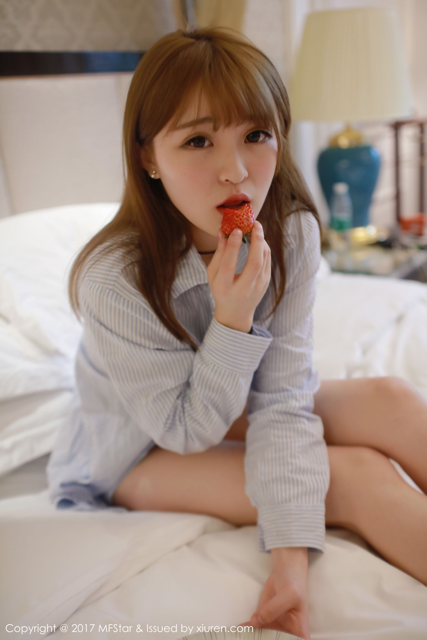 伊小七MoMo《草莓内裤+衬衫系列》  Vol.096-图3