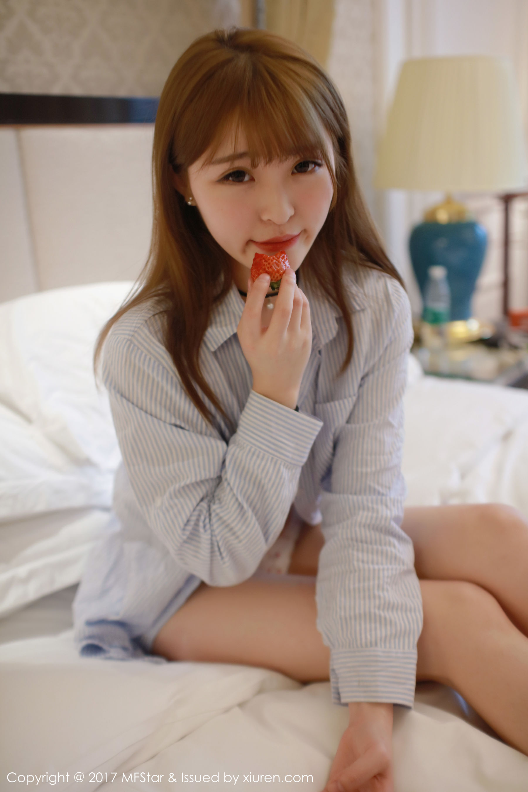 伊小七MoMo《草莓内裤+衬衫系列》  Vol.096-图4