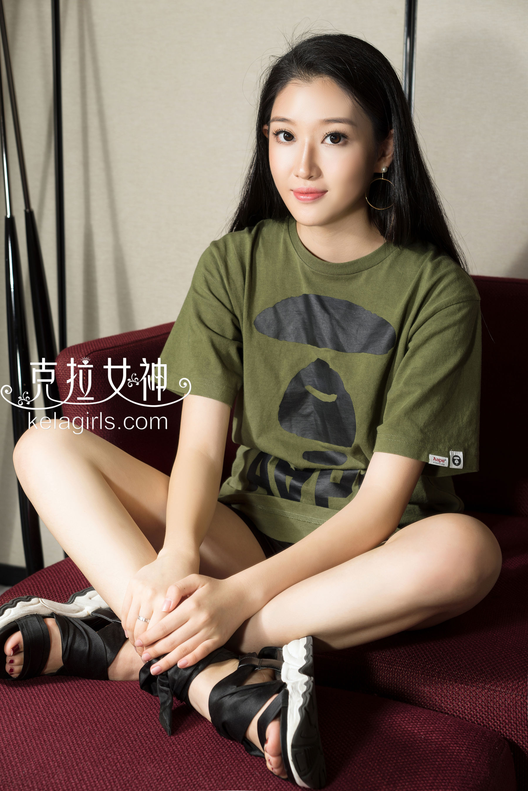 思茹《黑丝衬赤足》-图5