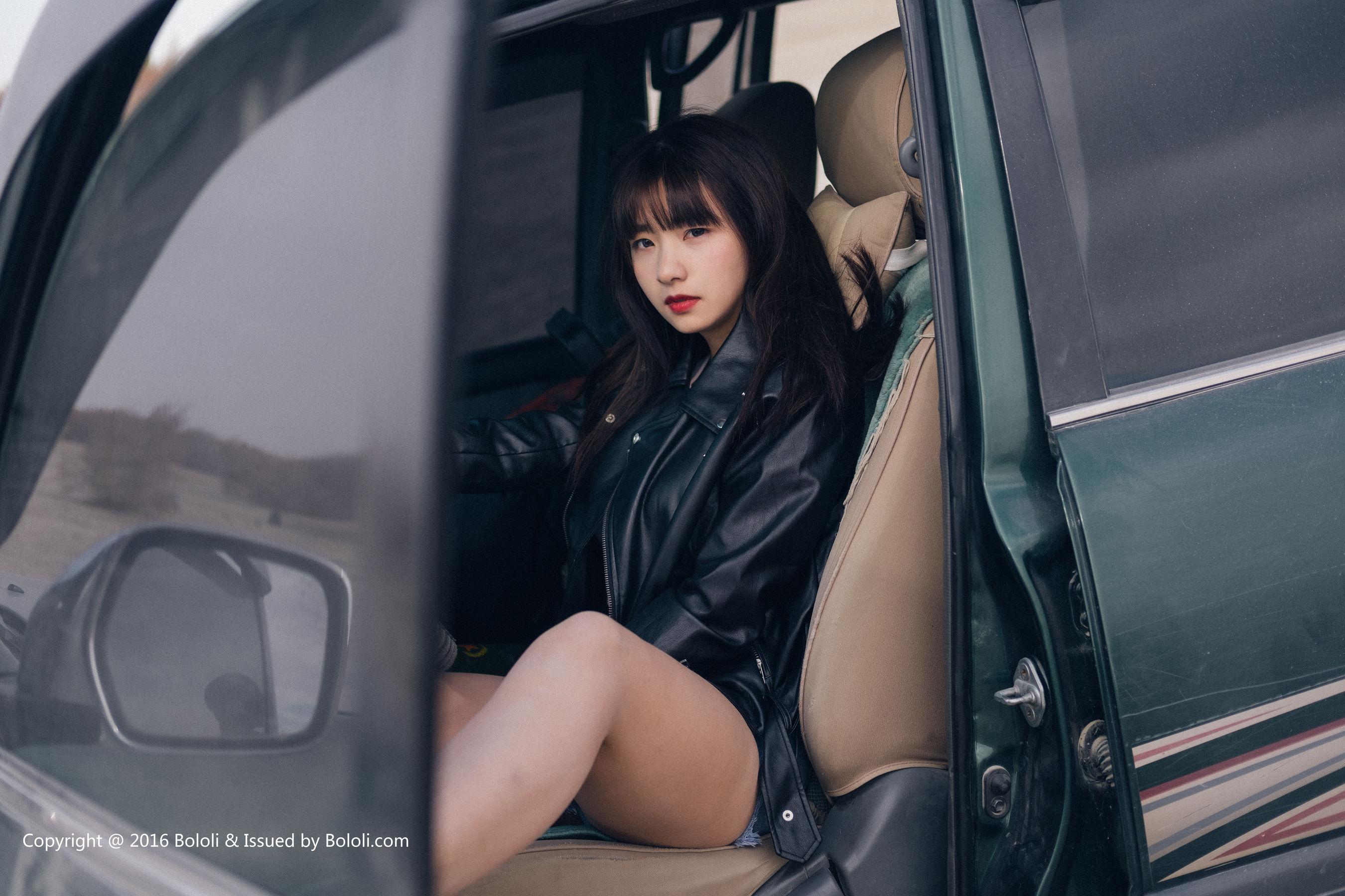 周闻/球球《沙漠机车女》  KIM010-图0