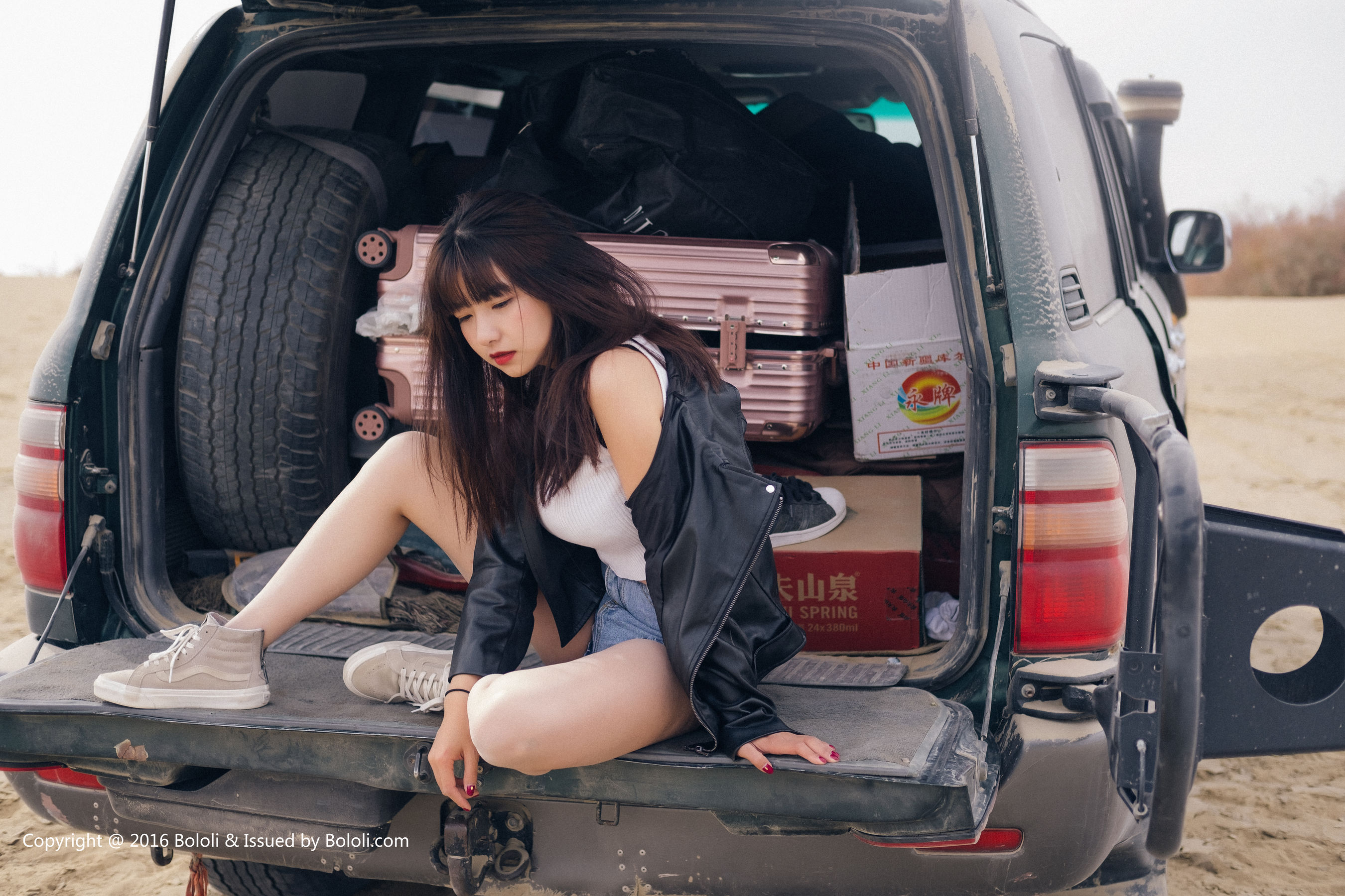 周闻/球球《沙漠机车女》  KIM010-图1