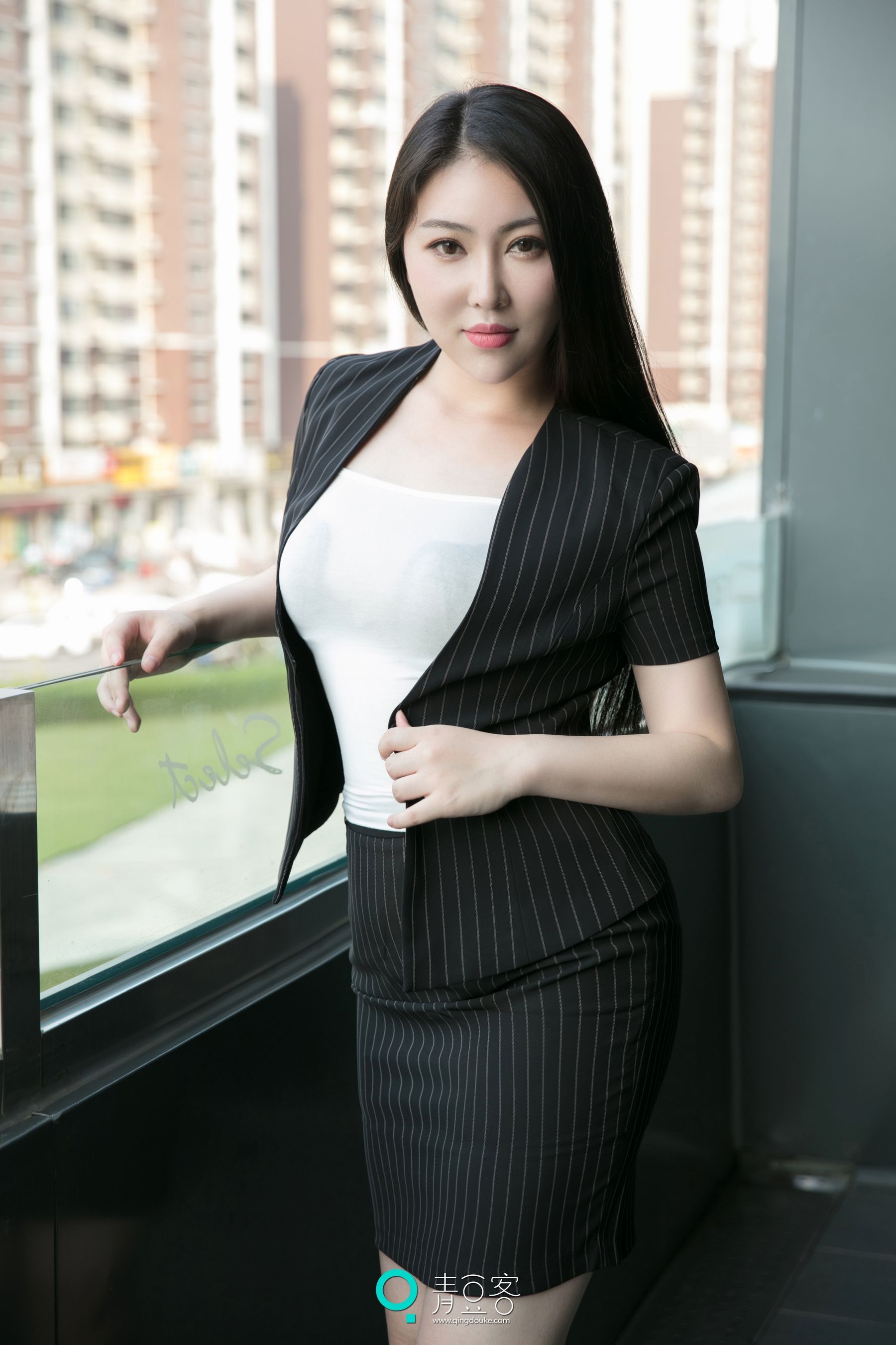 馨露《粉色厨娘+连体丝袜+黑丝OL》-图32