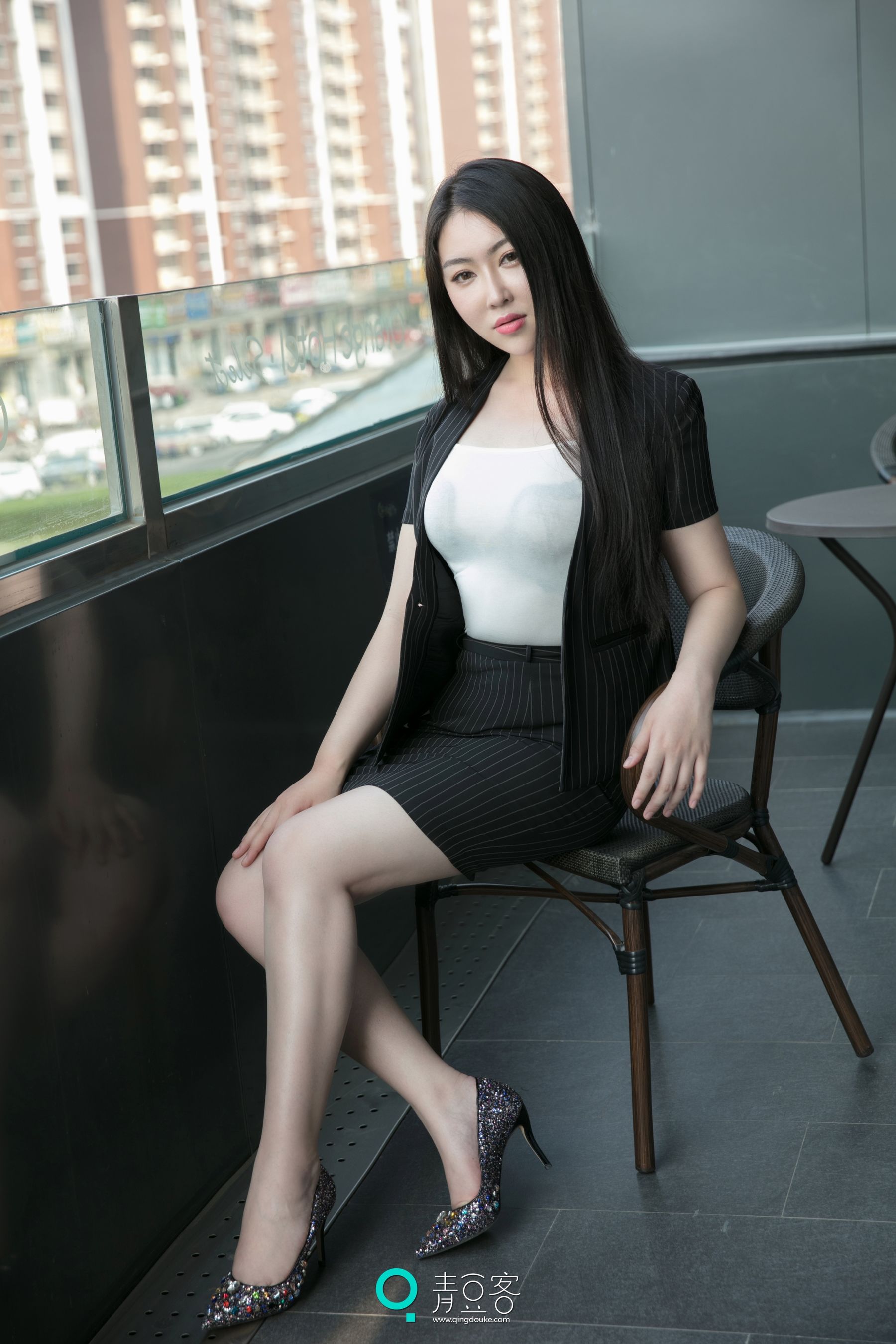 馨露《粉色厨娘+连体丝袜+黑丝OL》-图36