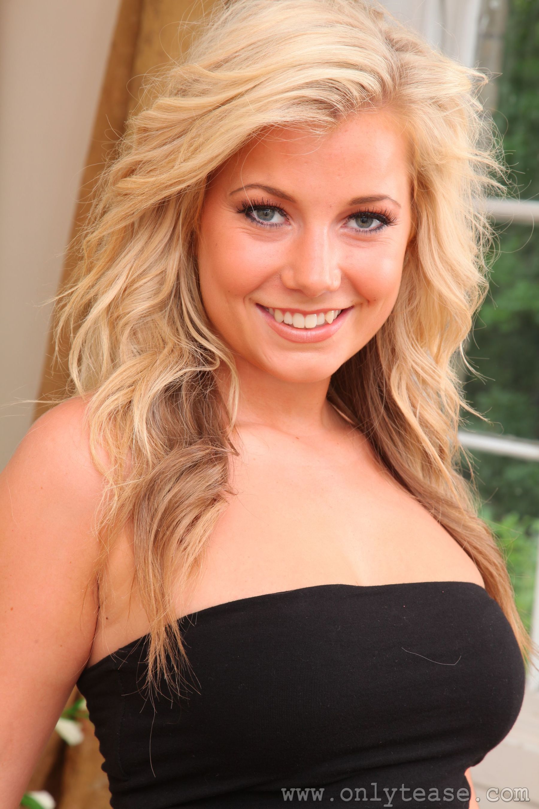 Kaylee《黑丝金发女郎》-图2