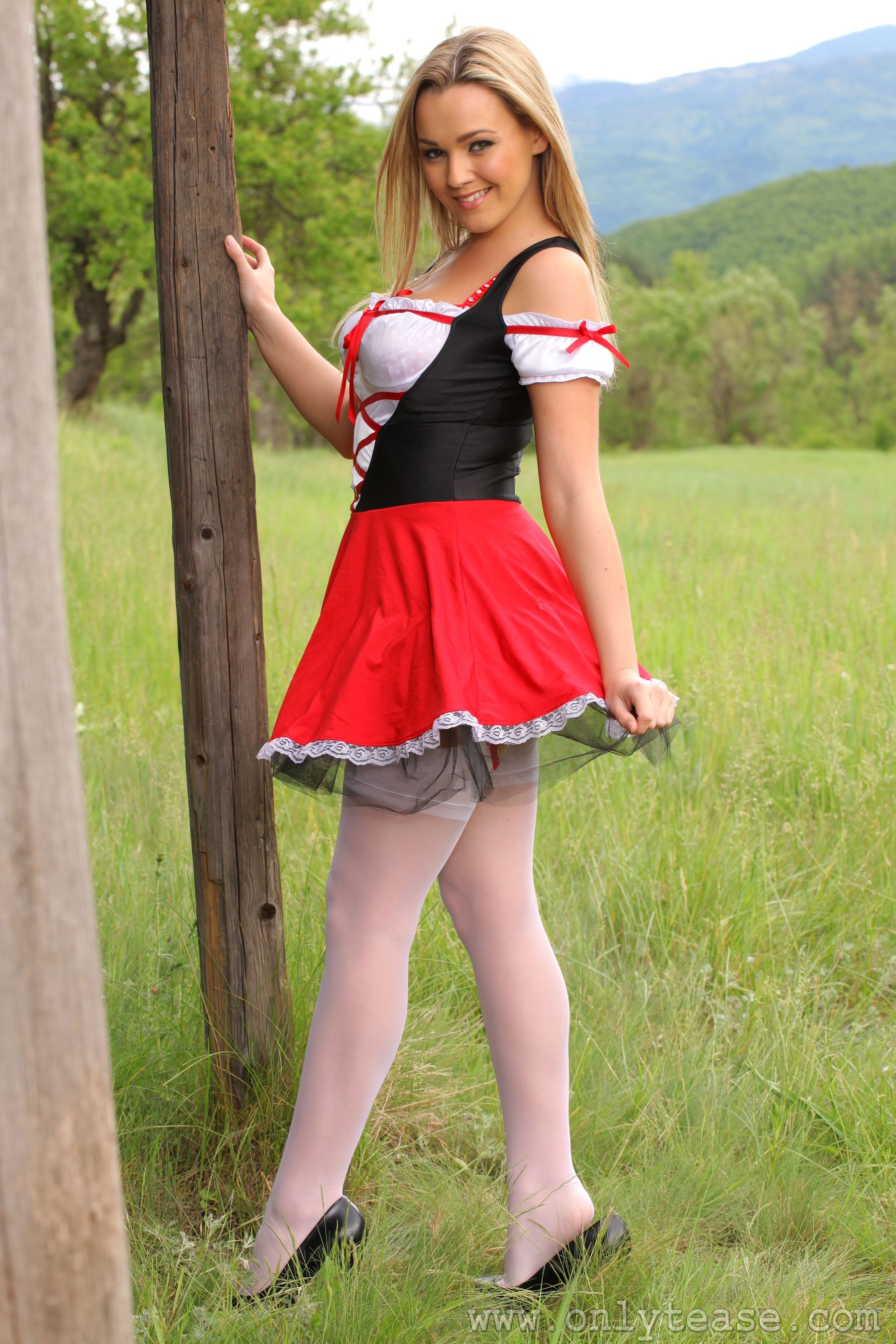 Jodie Gasson《外拍极品金发白丝妹子》-图2