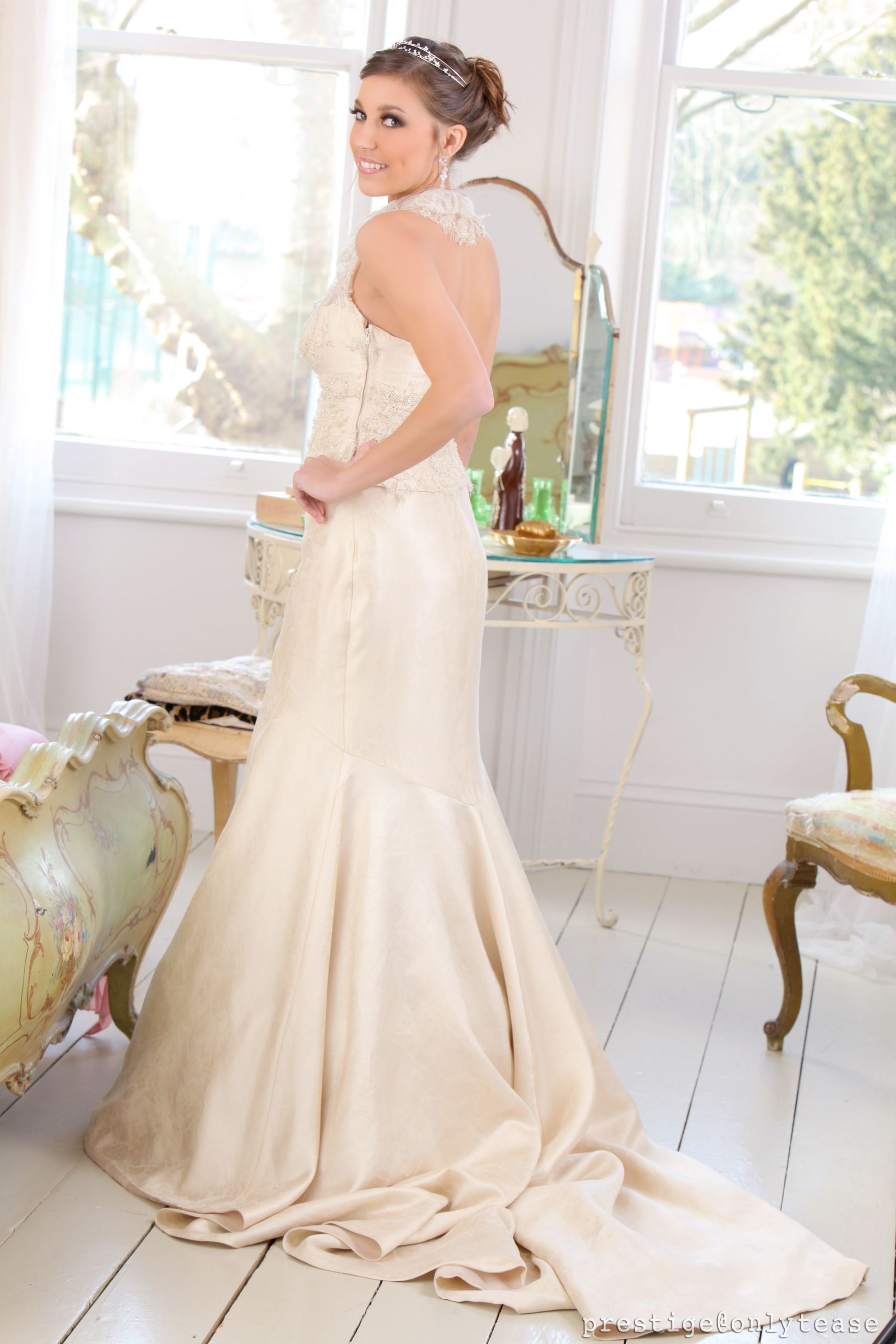 Ava Watts 婚纱诱惑-图4