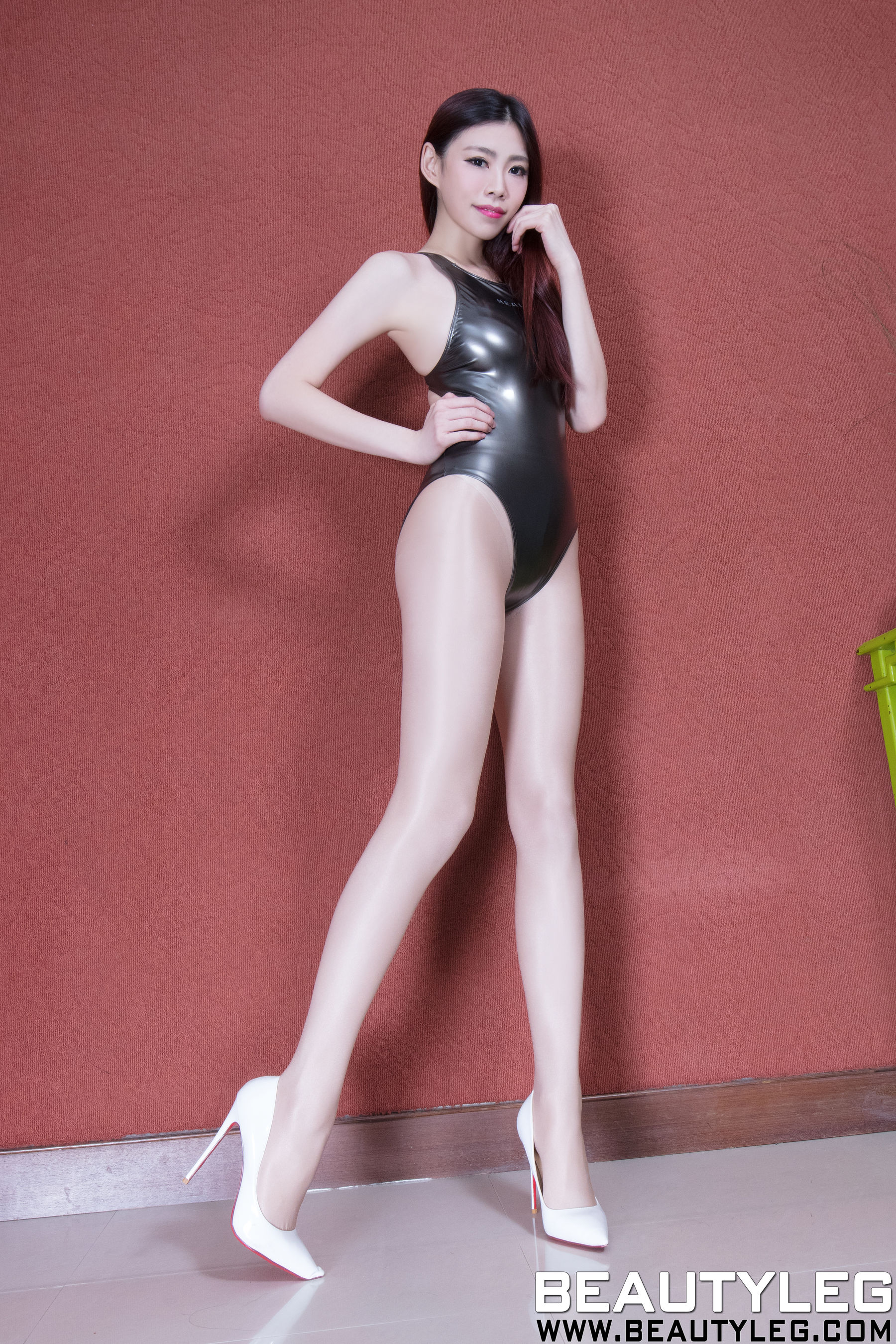 腿模Zoey《丝袜高叉》  NO.1525 美腿-图2