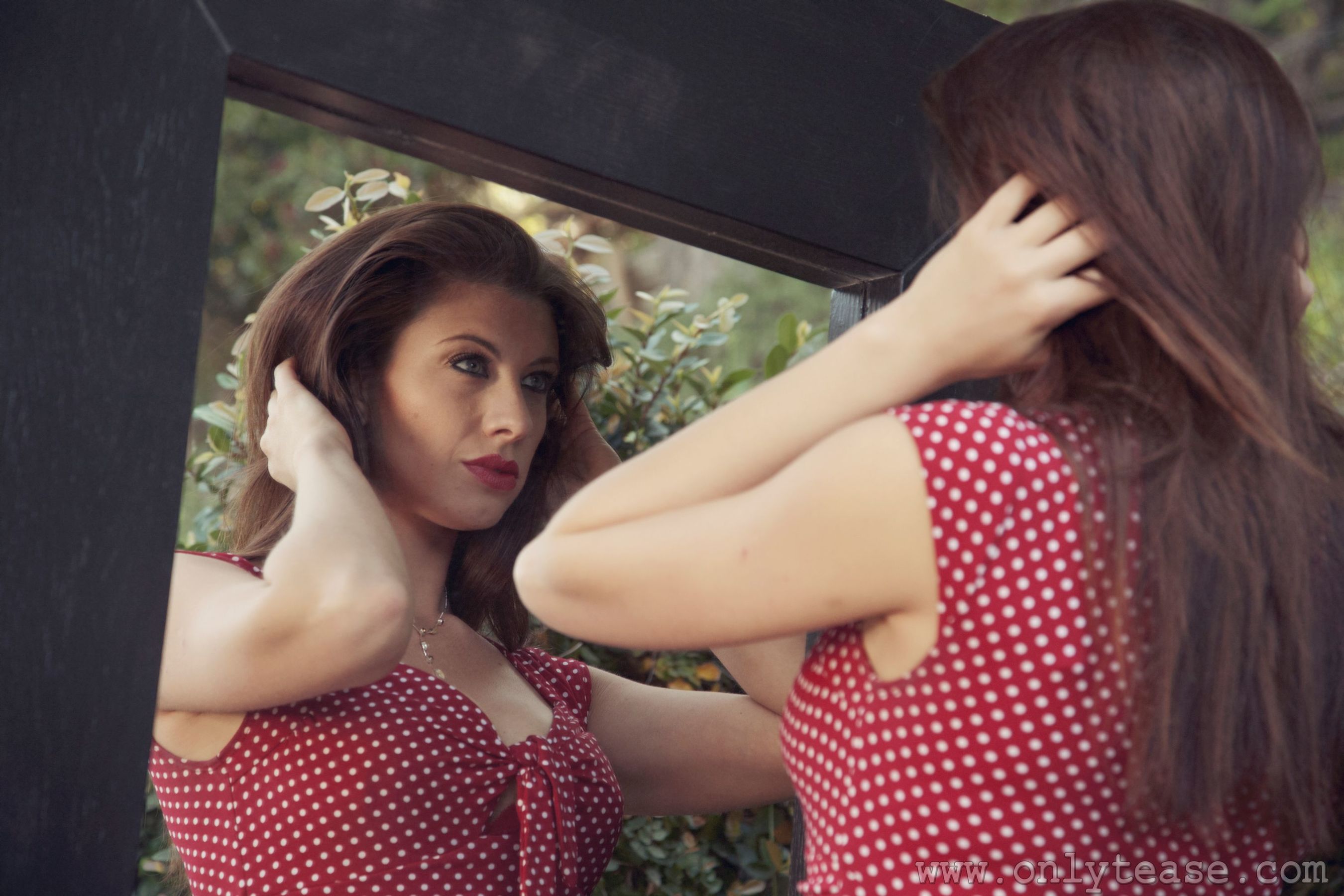 Maria E《镜子里的连衣裙女郎》-图0