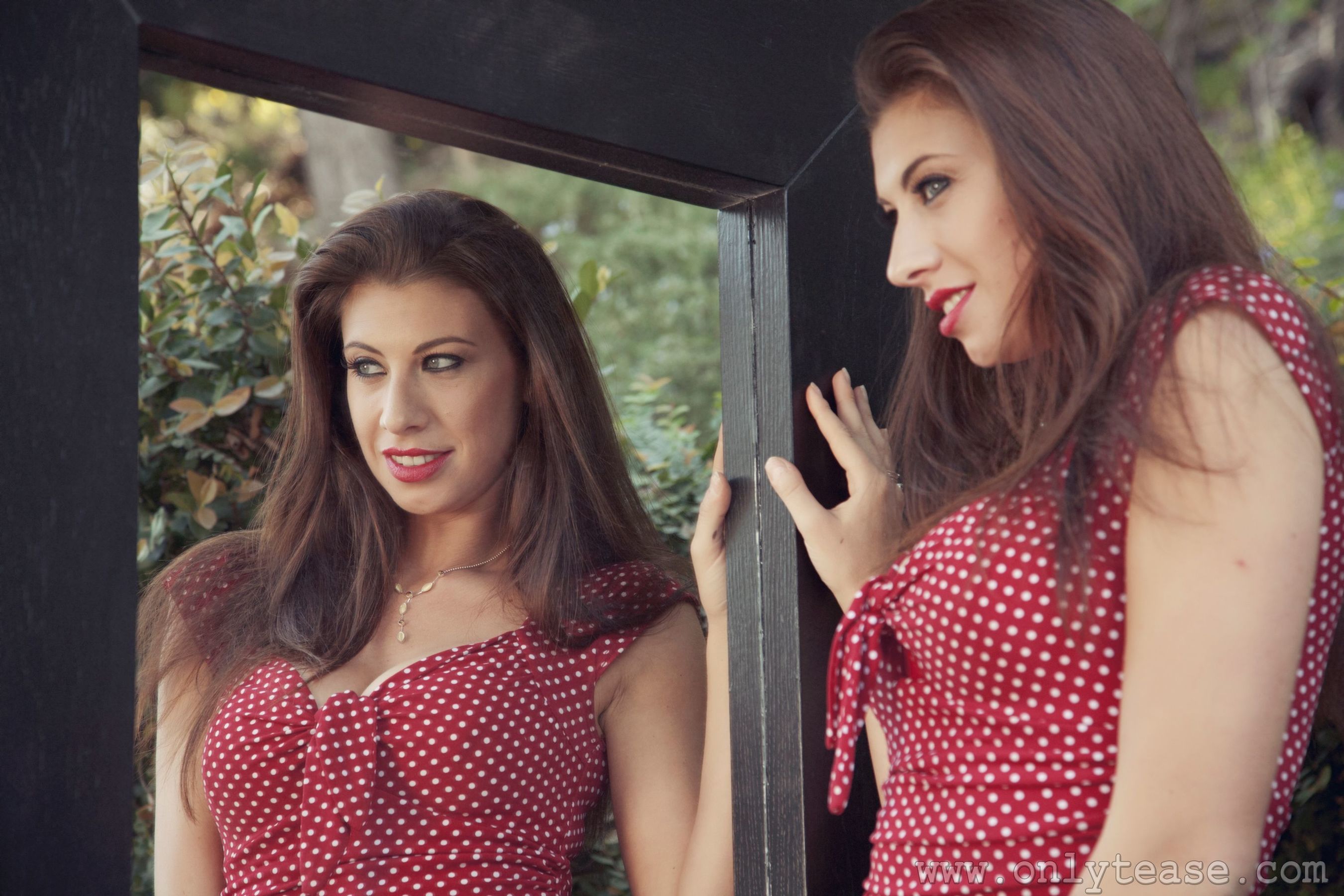 Maria E《镜子里的连衣裙女郎》-图4