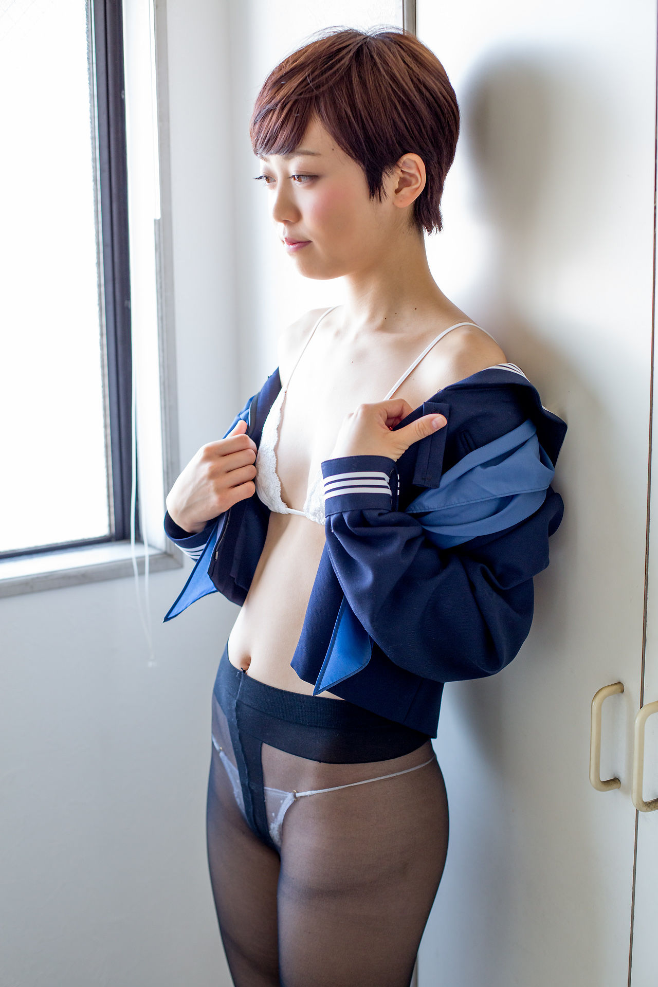 西野小春《黑丝制服+大胆诱惑》-图14