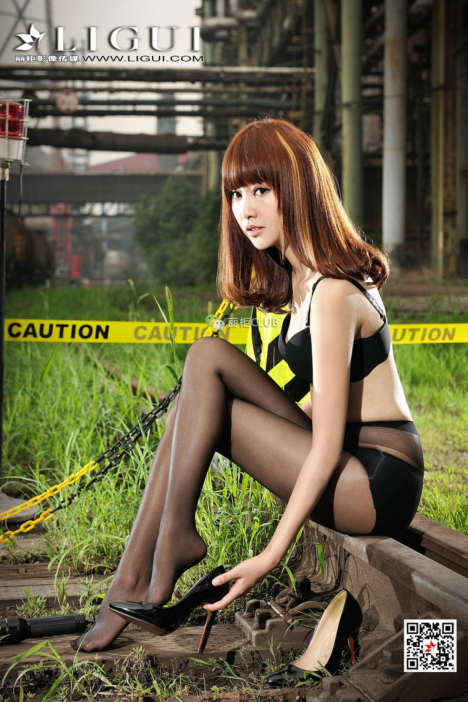 Model 笑笑《废旧火车道黑丝美脚》-图84