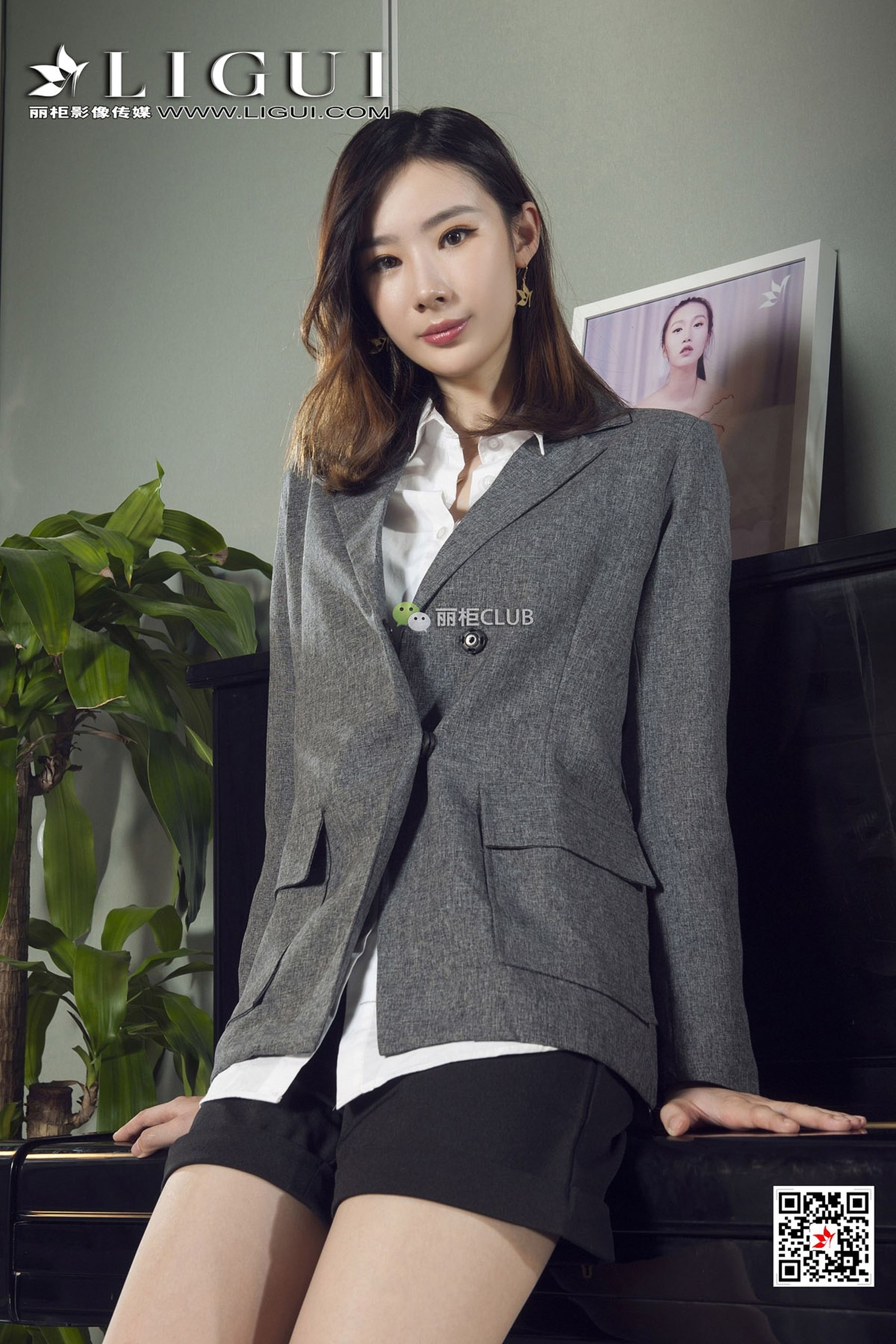 Model 刘镗《办公室肉丝袜美腿丝足》-图3
