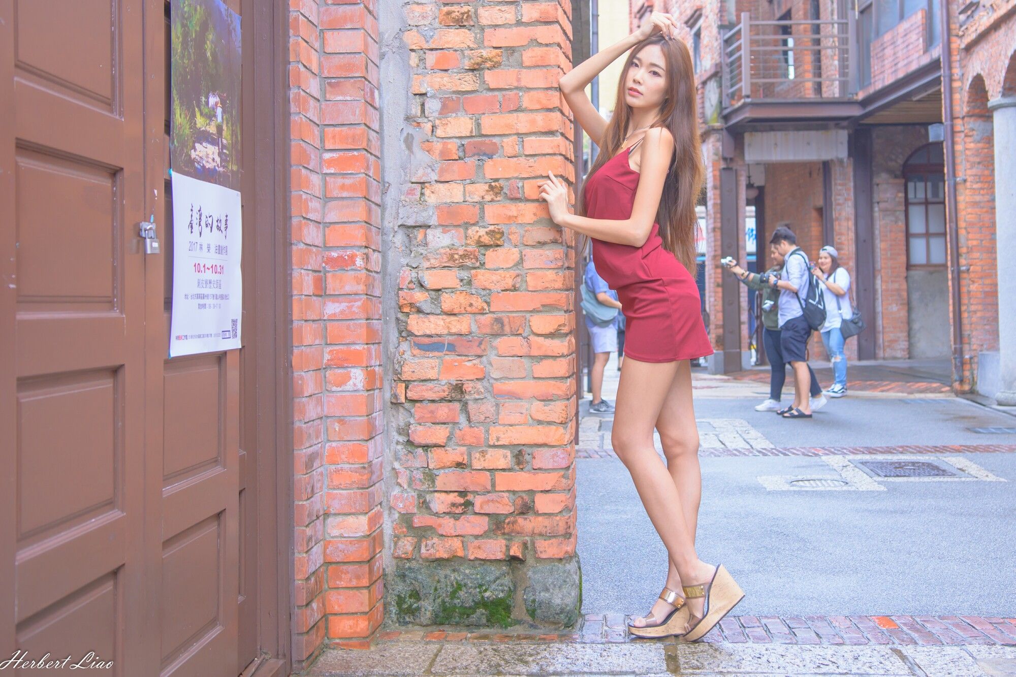 黄上晏《剝皮寮~吊带包臀红裙》-图18