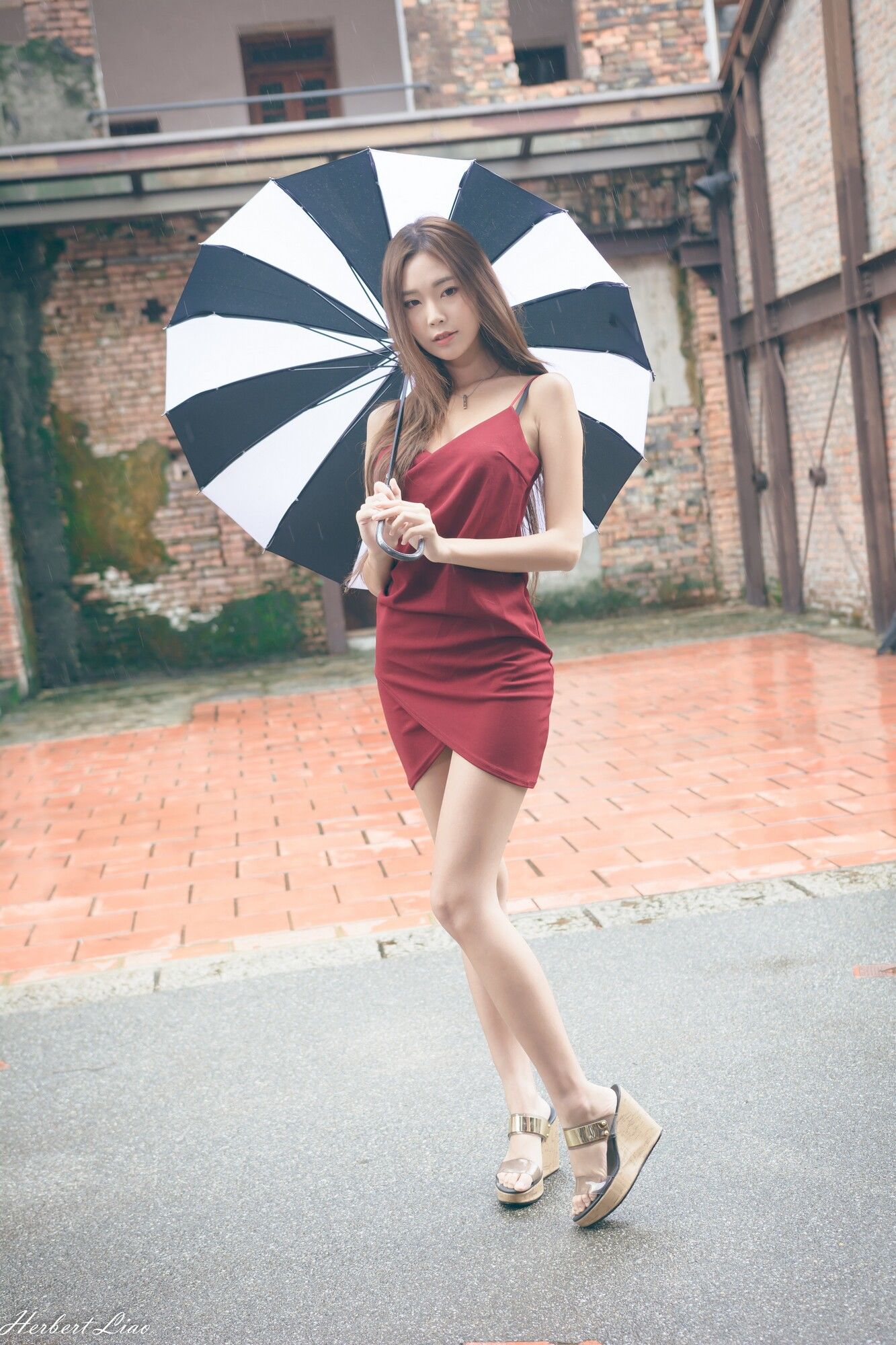 黄上晏《剝皮寮~吊带包臀红裙》-图23