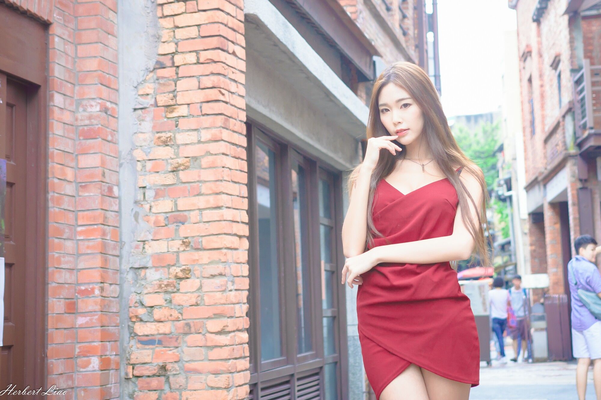 黄上晏《剝皮寮~吊带包臀红裙》-图31