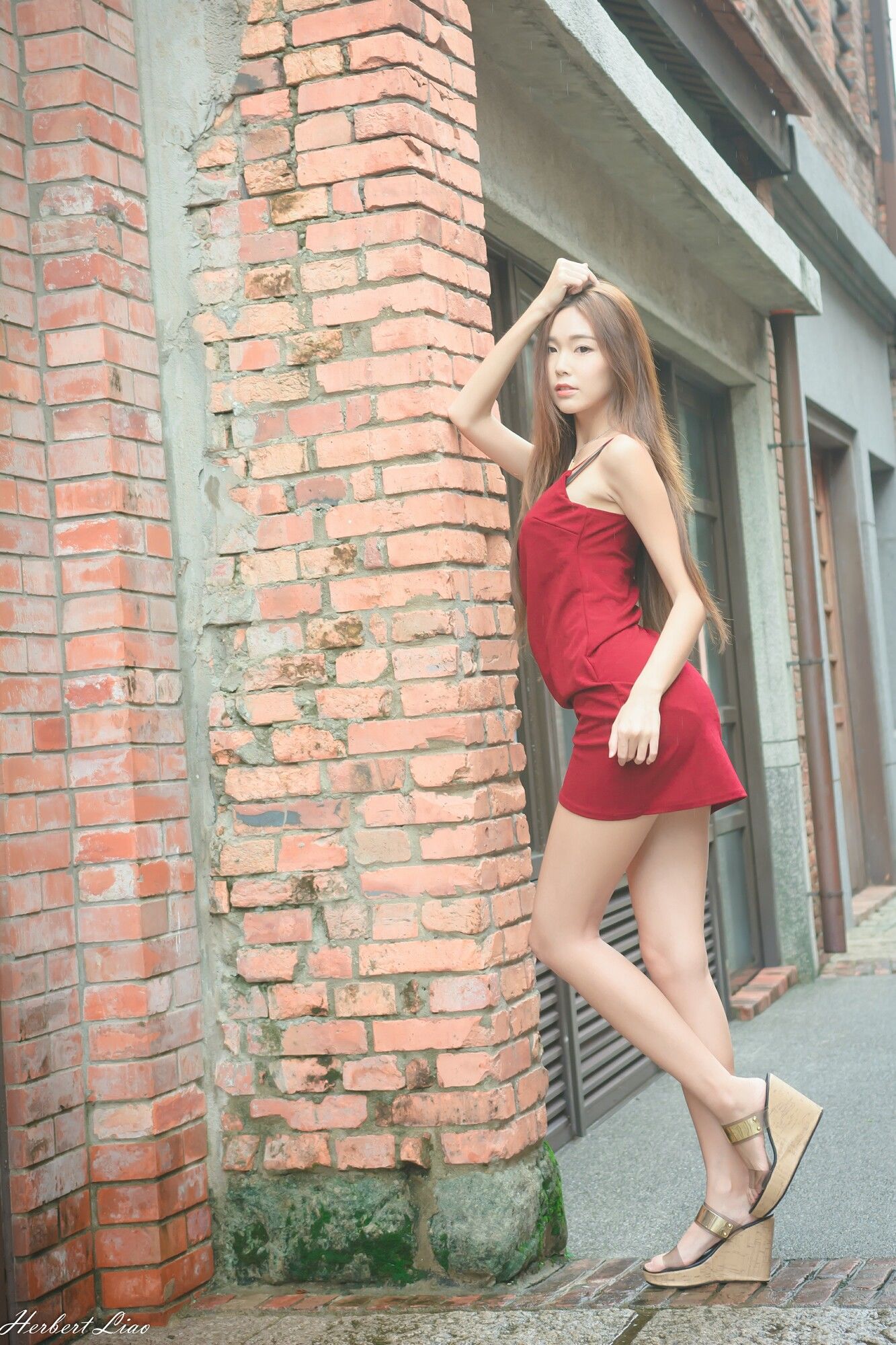 黄上晏《剝皮寮~吊带包臀红裙》-图49