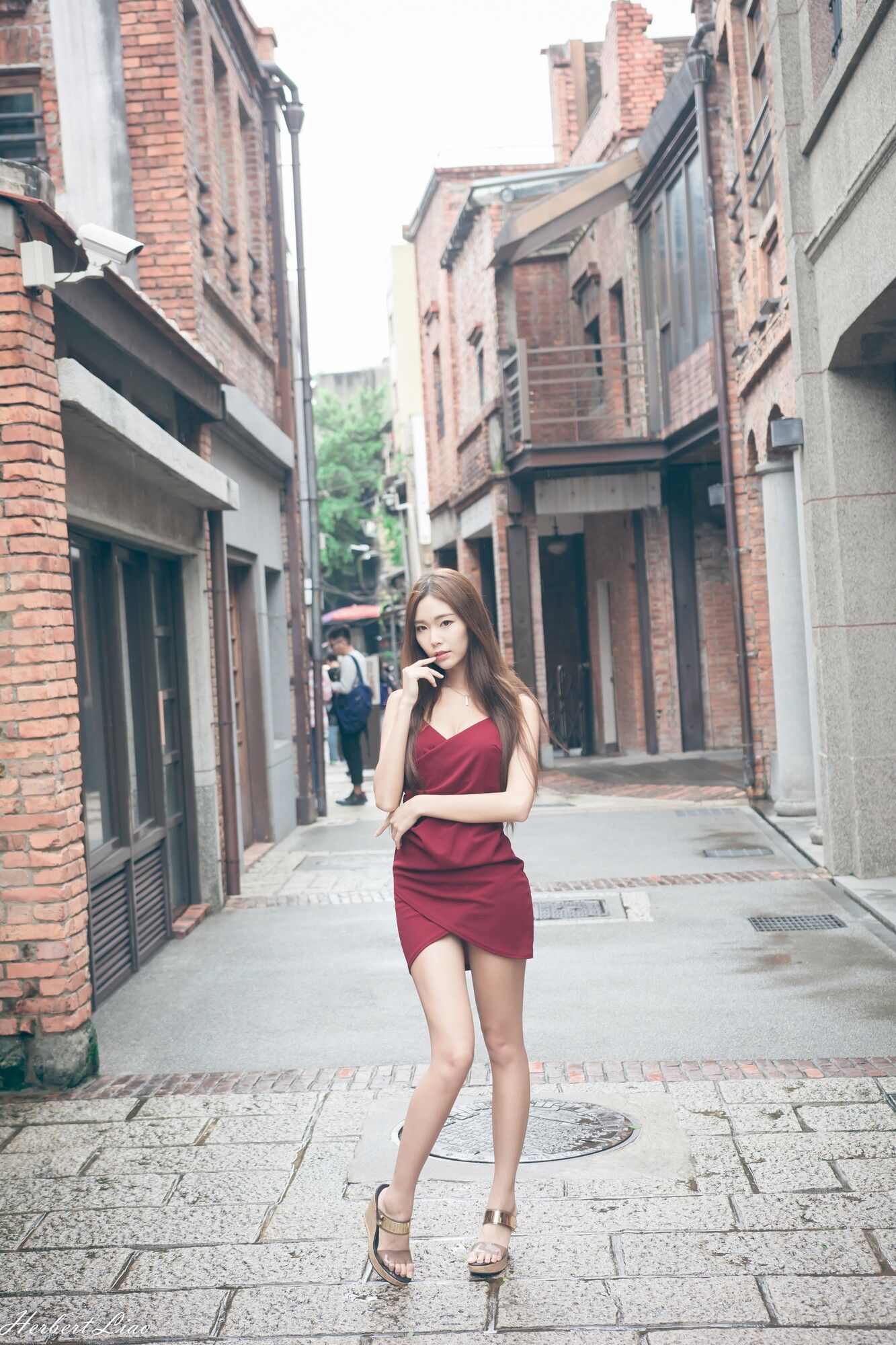 黄上晏《剝皮寮~吊带包臀红裙》-图57