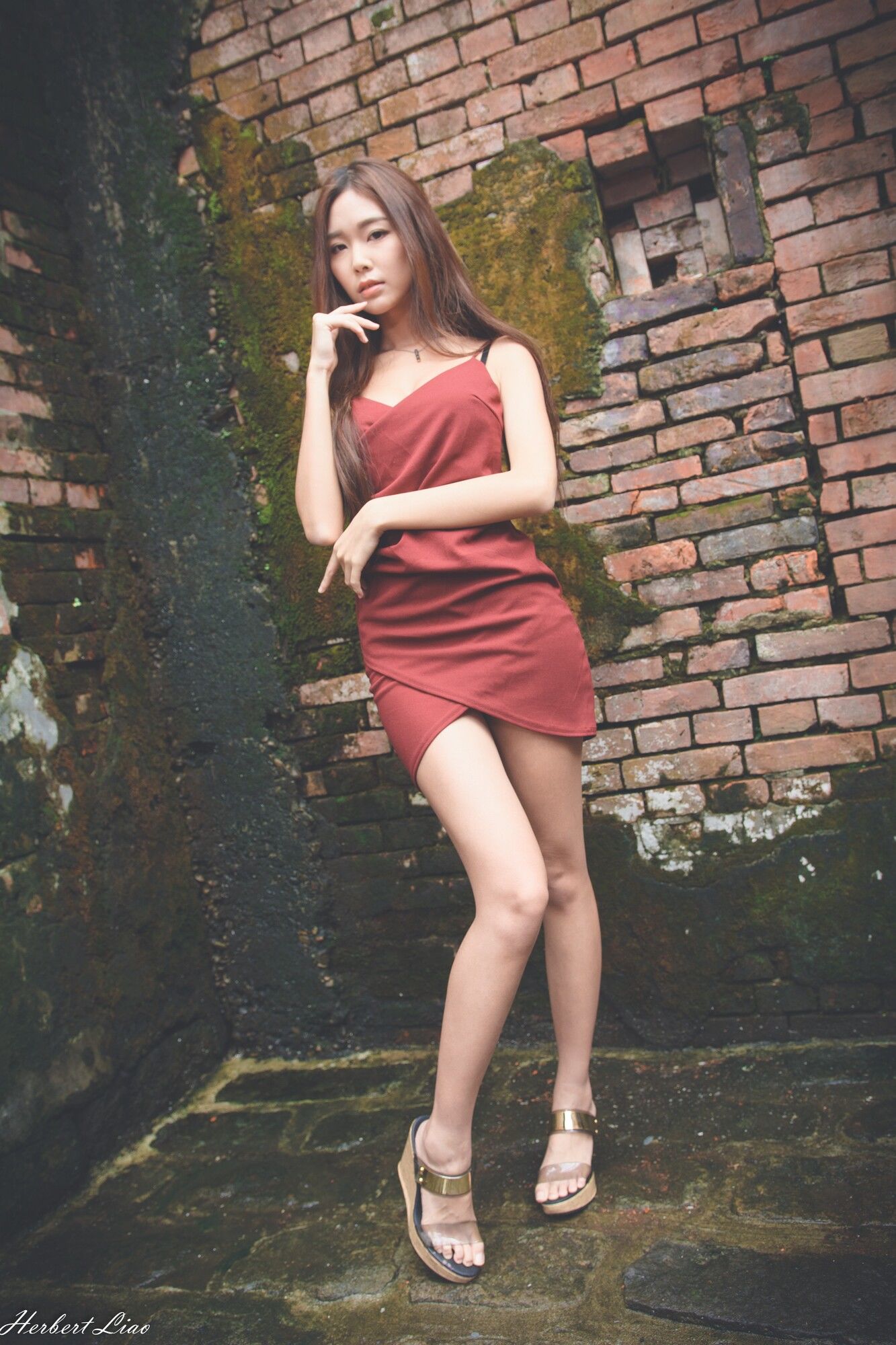 黄上晏《剝皮寮~吊带包臀红裙》-图59