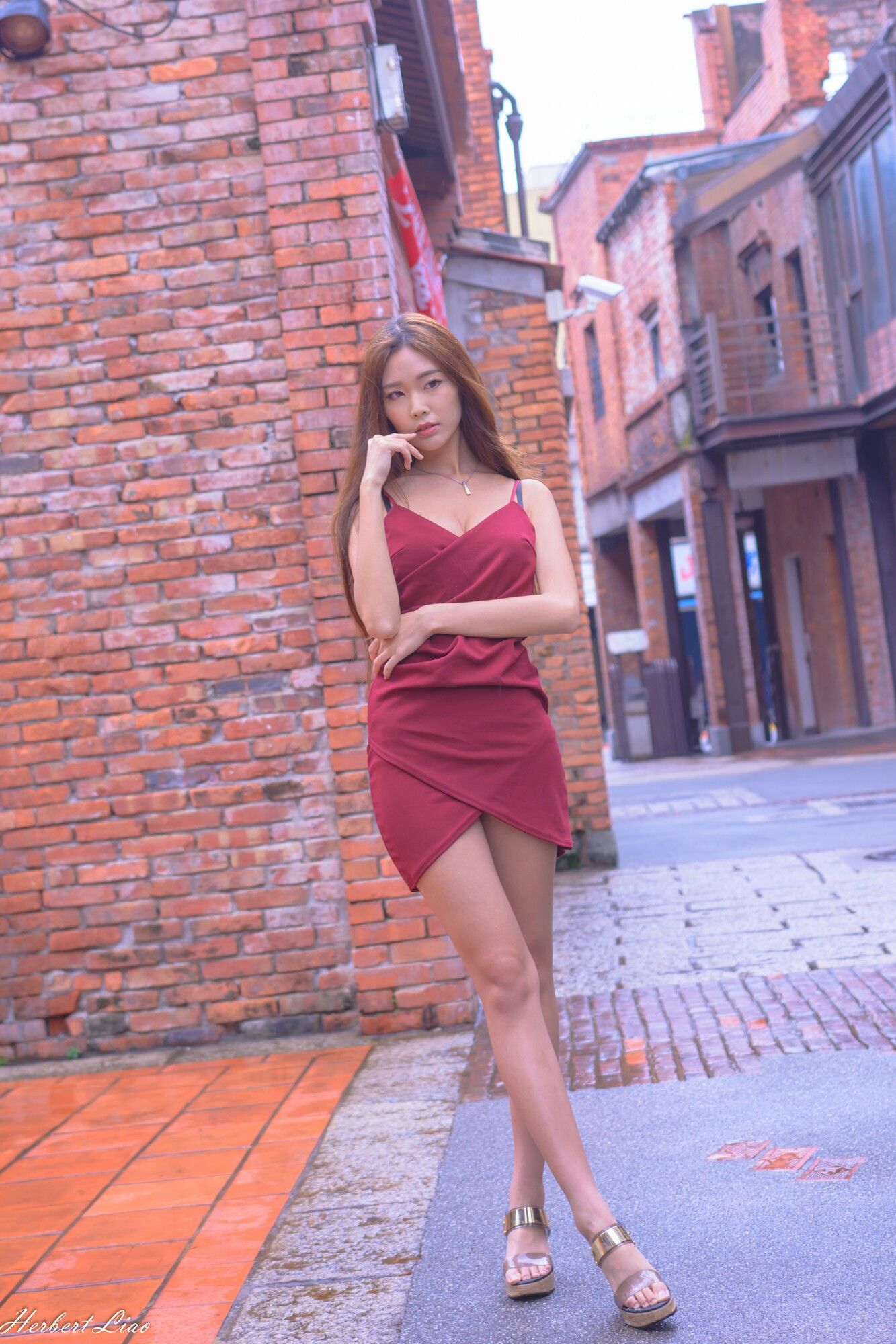 黄上晏《剝皮寮~吊带包臀红裙》-图6