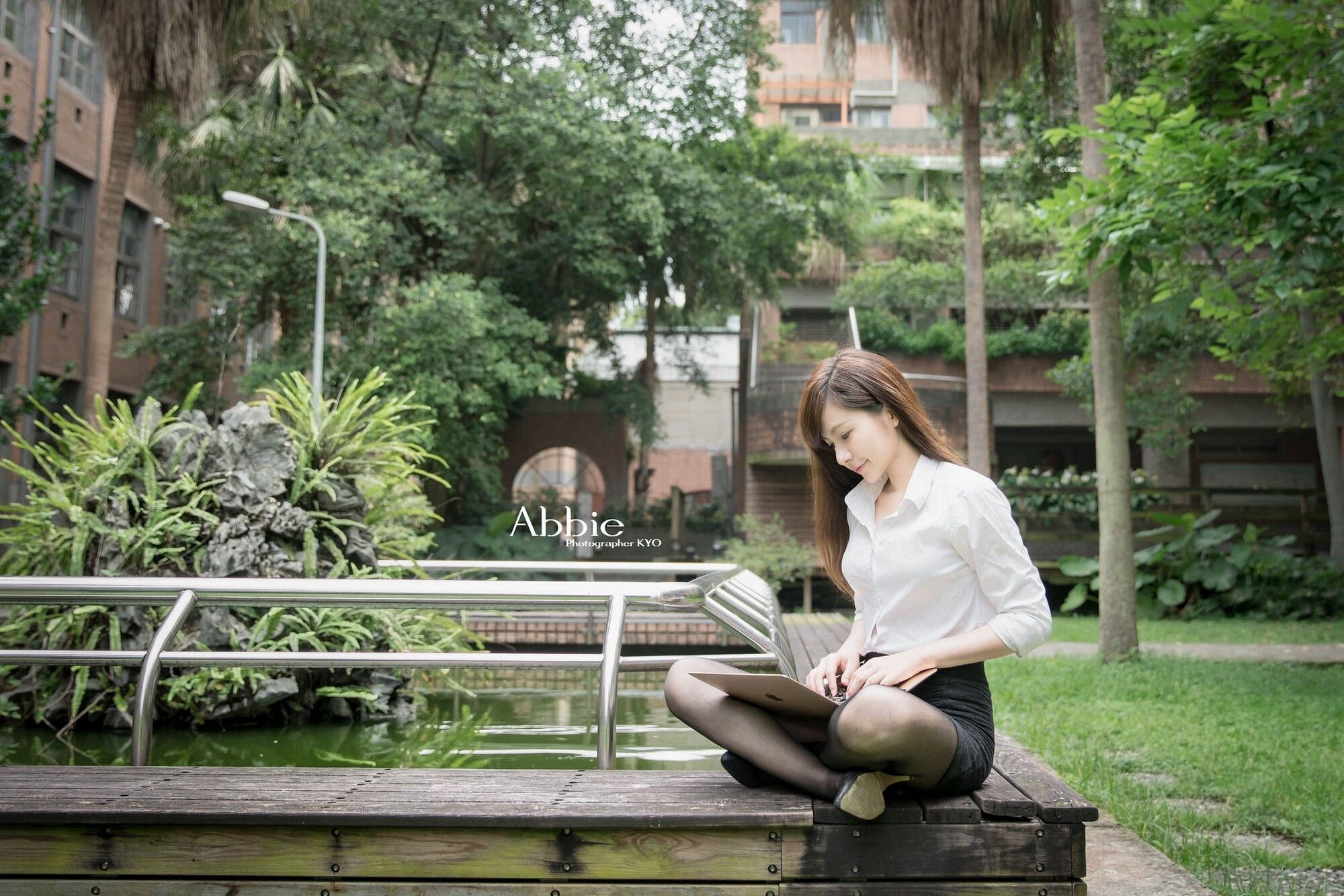 邱艾比Abbie 黑丝OL内衣赏-图0