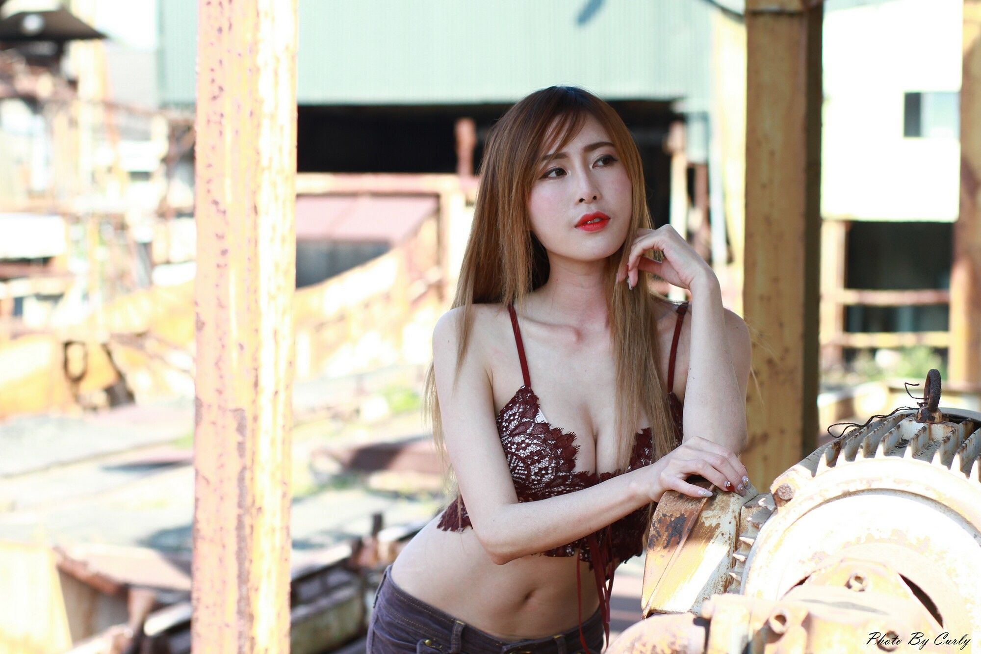 黄艾比Abbie《橋頭糖廠 黑丝+蕾丝+热裤》-图13