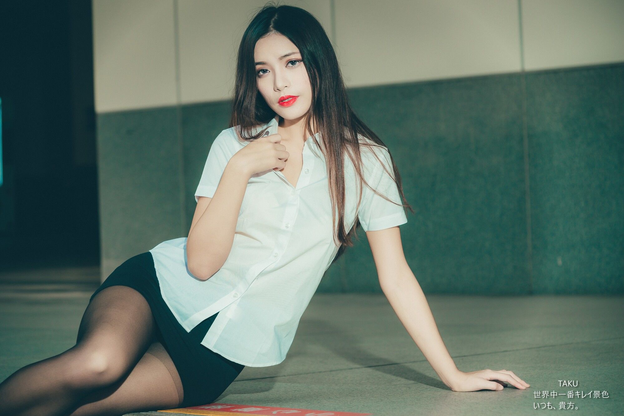 黄书庭 OL黑絲外拍-图11