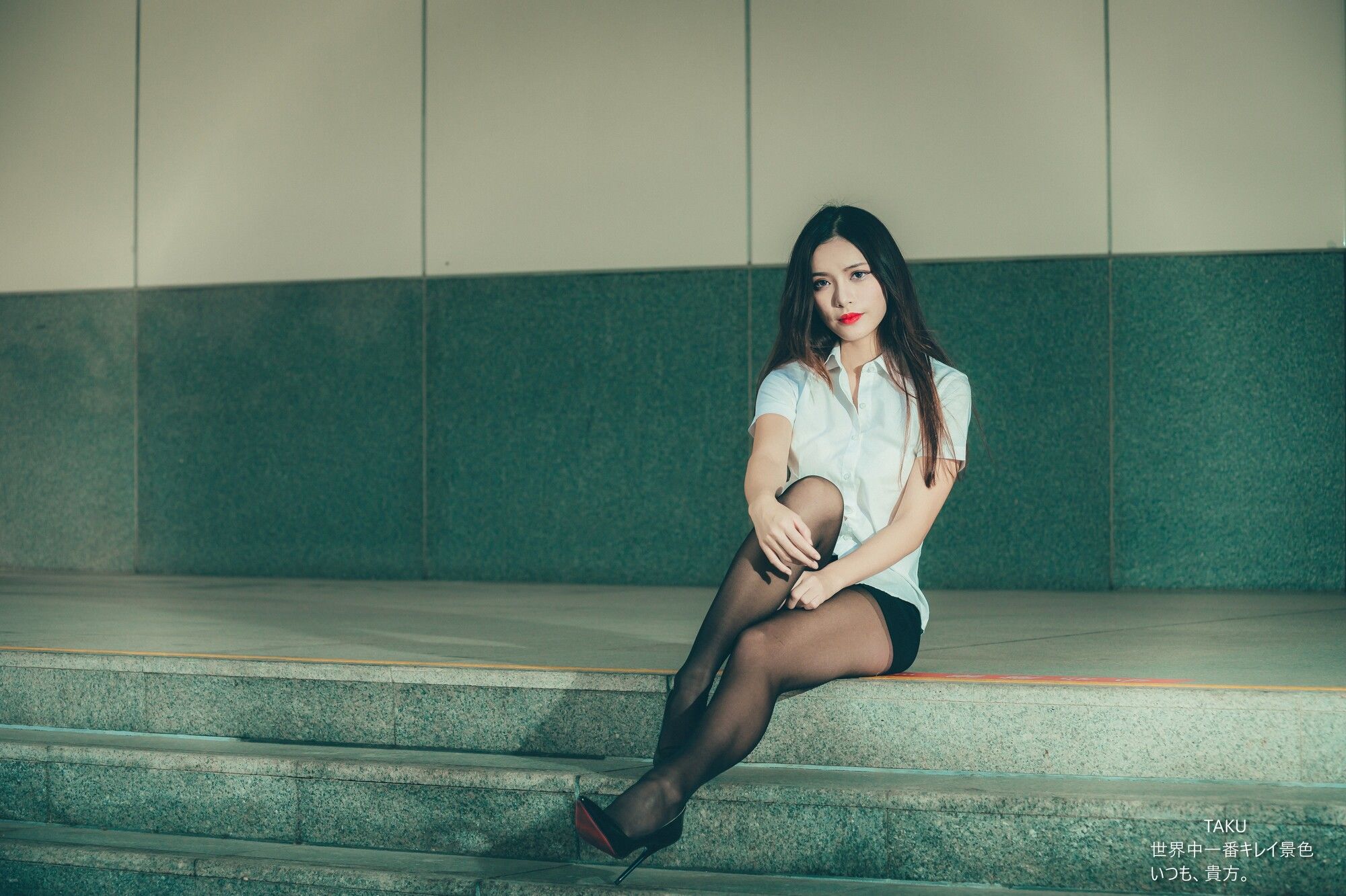 黄书庭 OL黑絲外拍-图3