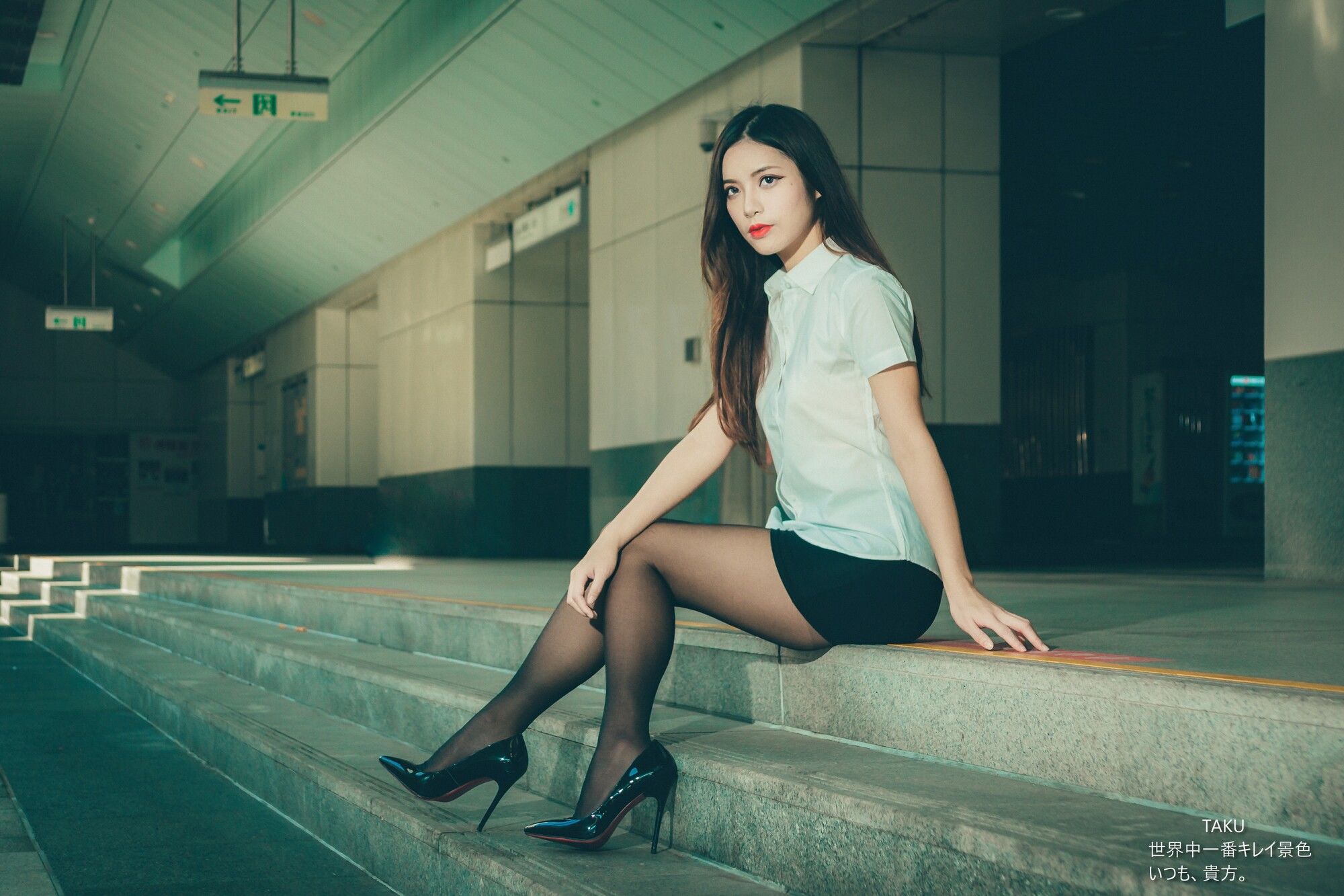 黄书庭 OL黑絲外拍-图6