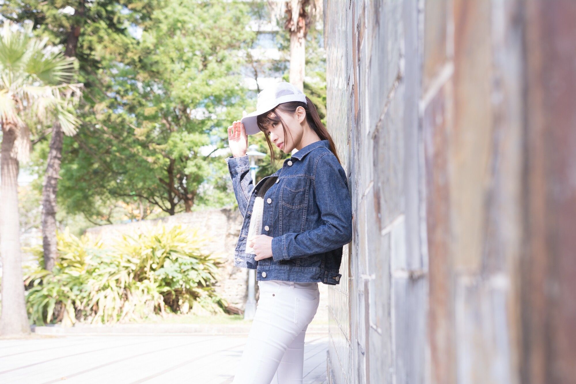 蔡译心《信義區周邊》 牛仔+紧身裤-图1