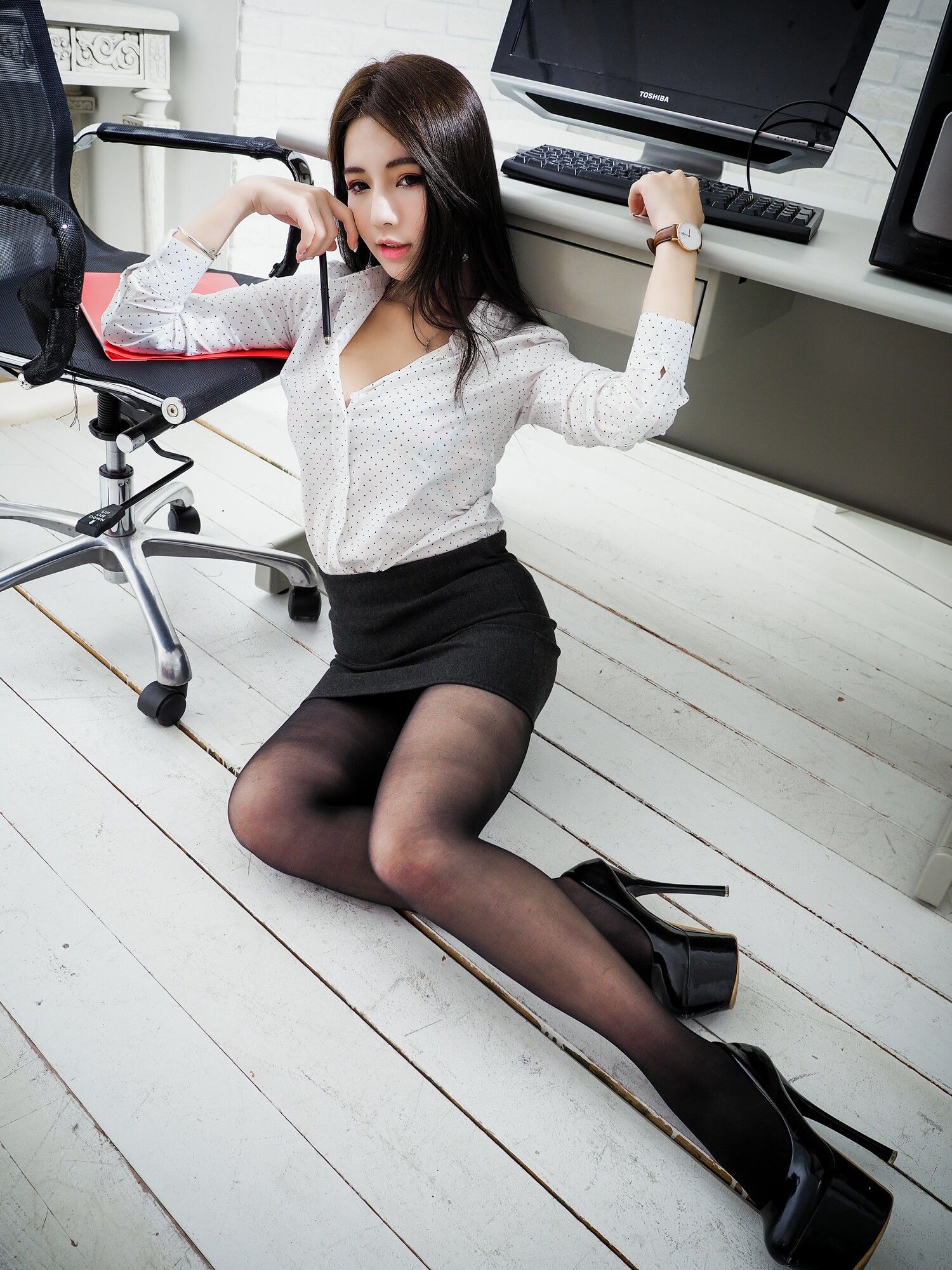 周盈欣Dora《办公室黑丝小秘》-图9
