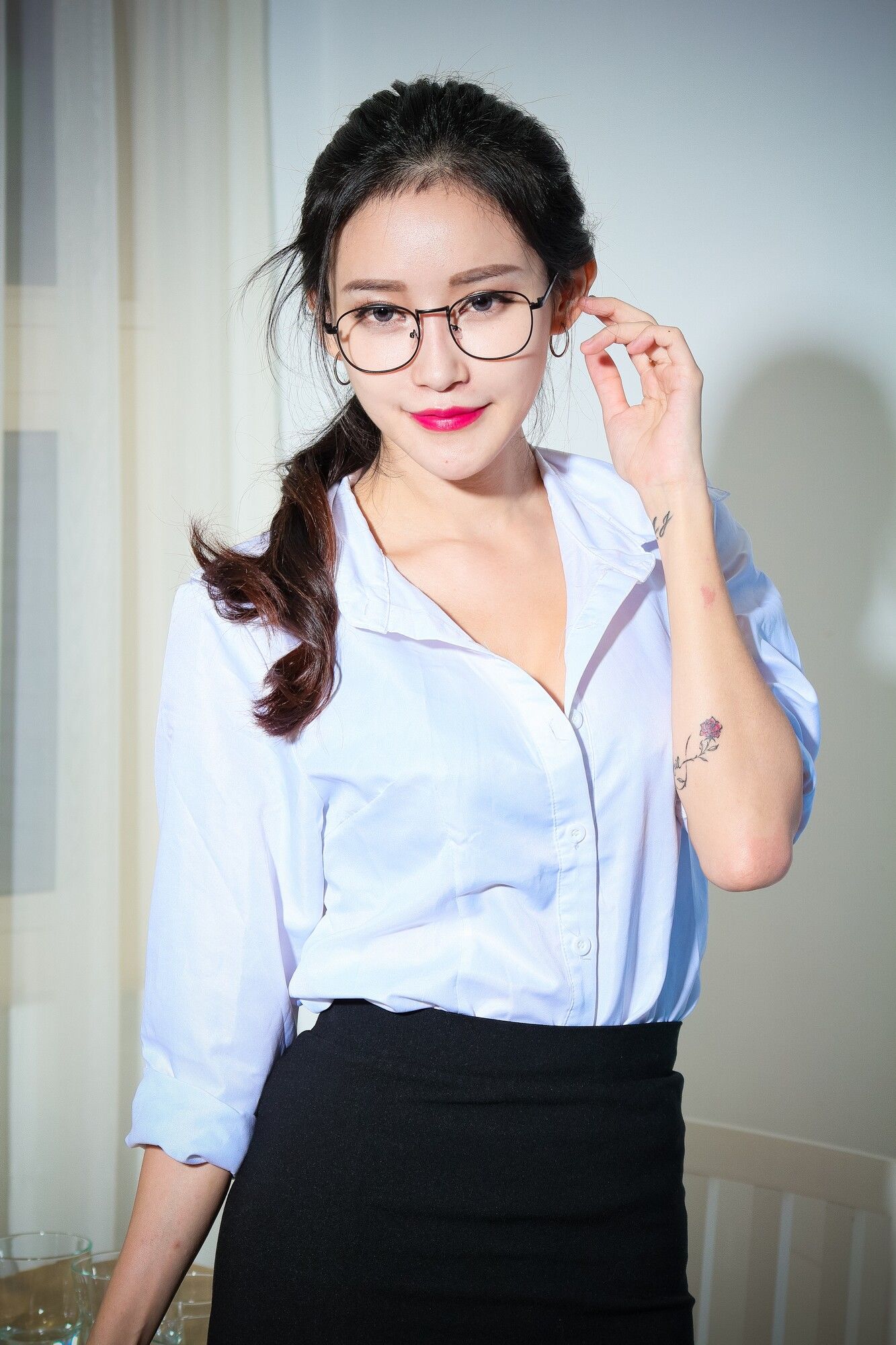 艾葳Avril《性感OL黑丝与包臀内衣美胸秀》-图0