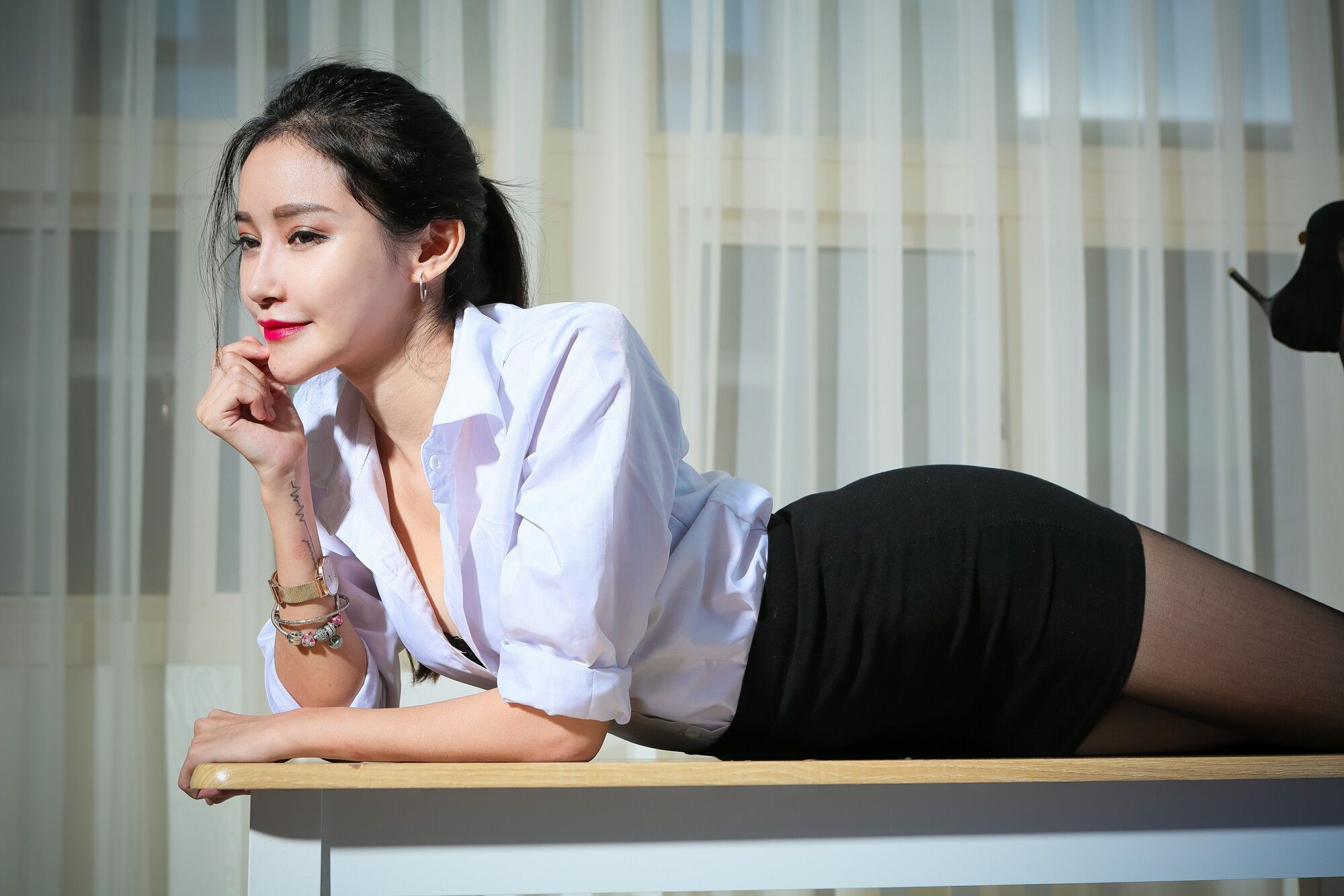 艾葳Avril《性感OL黑丝与包臀内衣美胸秀》-图77