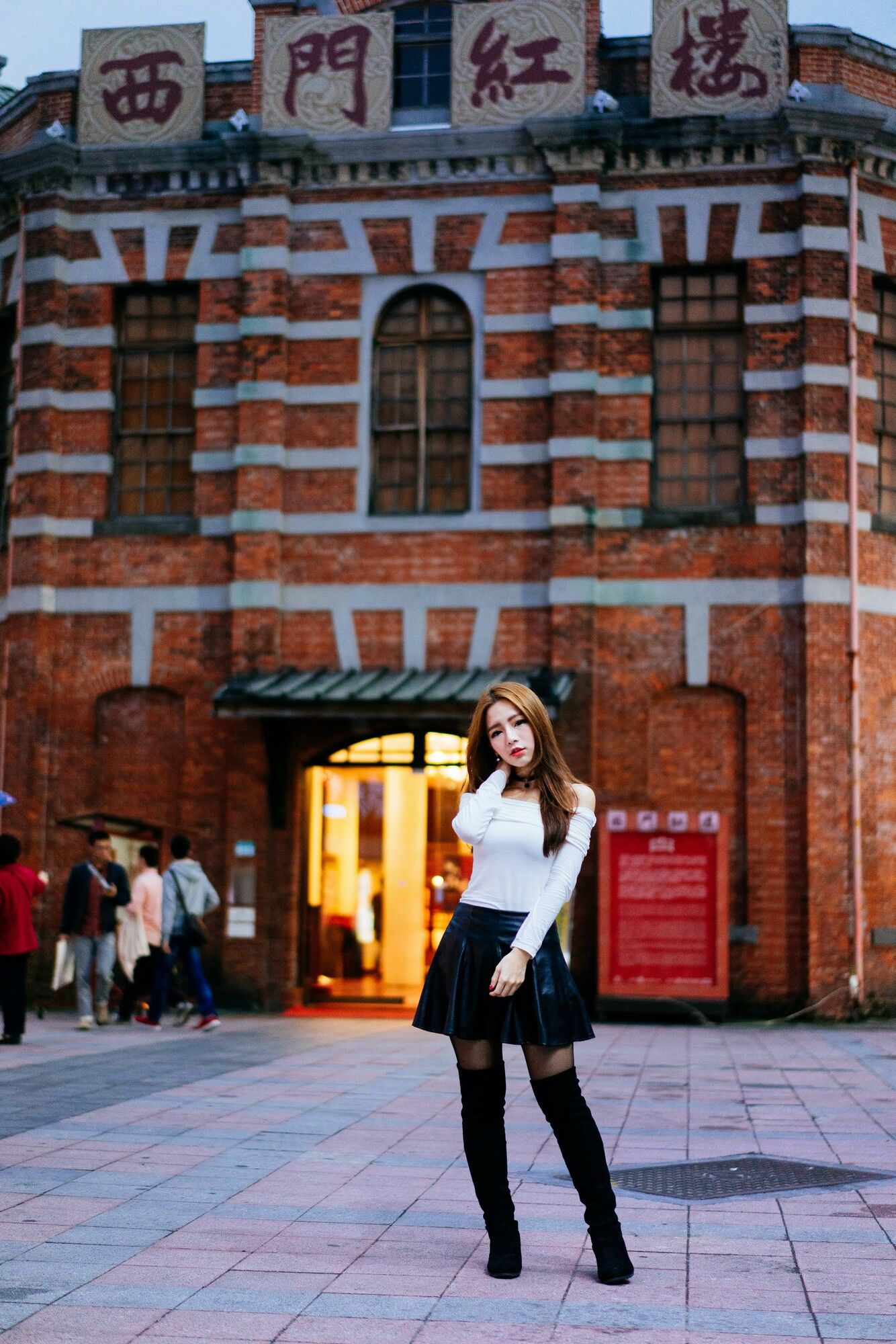 Dora周盈欣 街拍长靴黑丝皮裙-图1