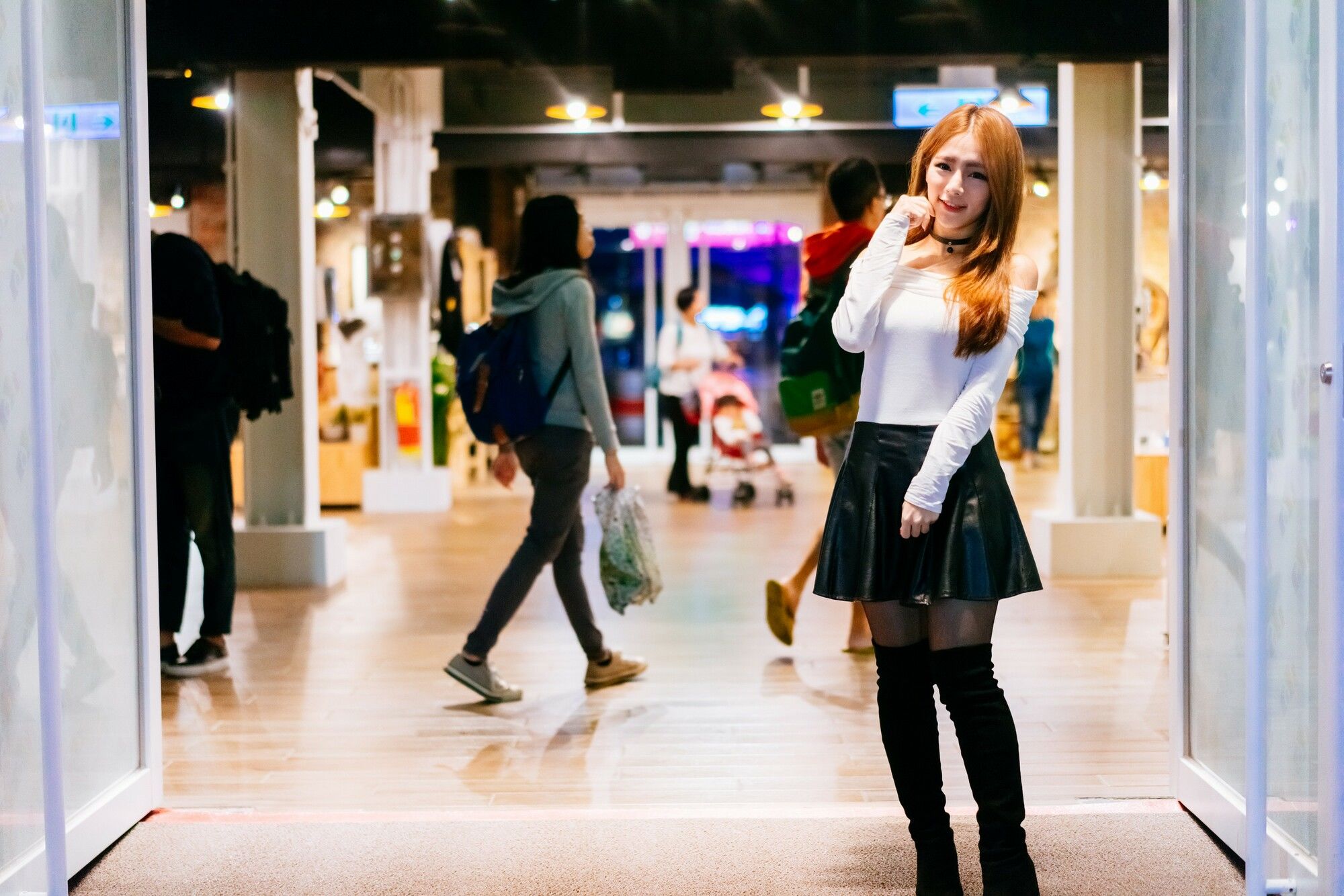 Dora周盈欣 街拍长靴黑丝皮裙-图27