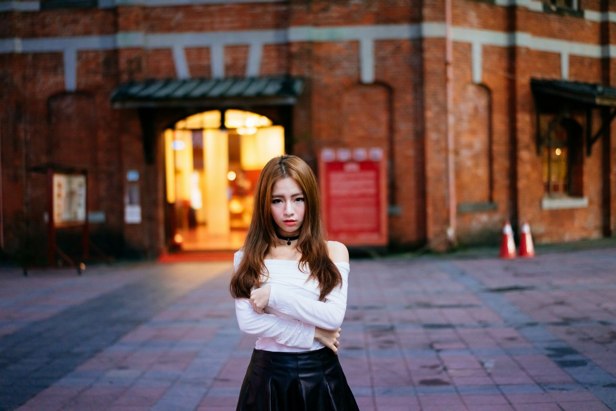 Dora周盈欣 街拍长靴黑丝皮裙-图3