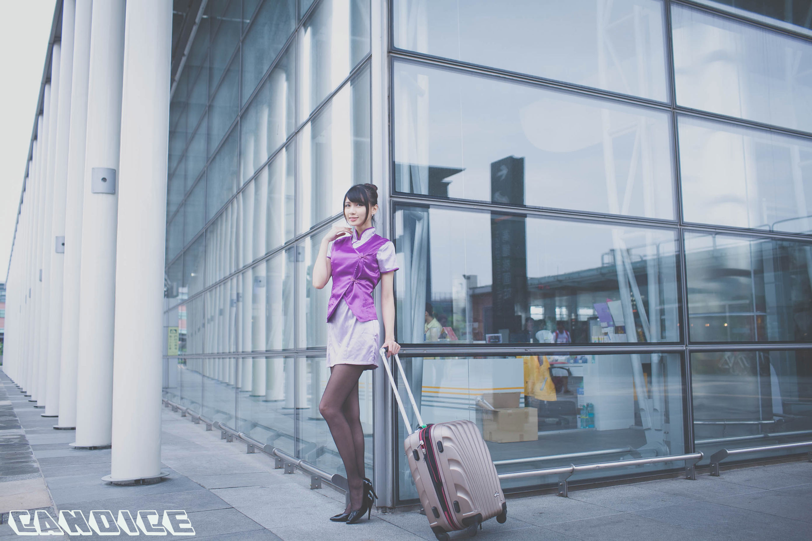 蔡译心Candice《空姐黑丝街拍》-图0