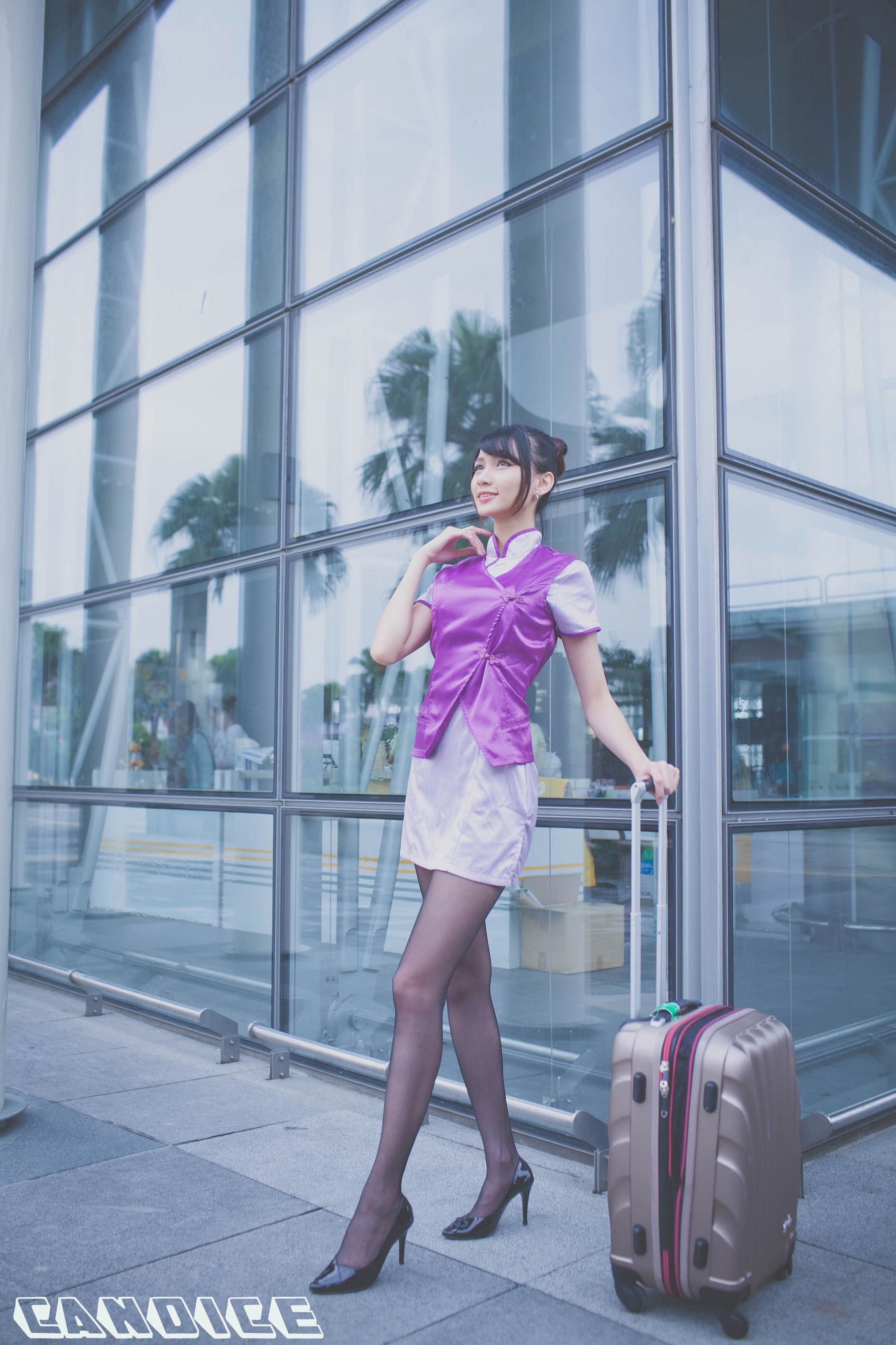 蔡译心Candice《空姐黑丝街拍》-图1