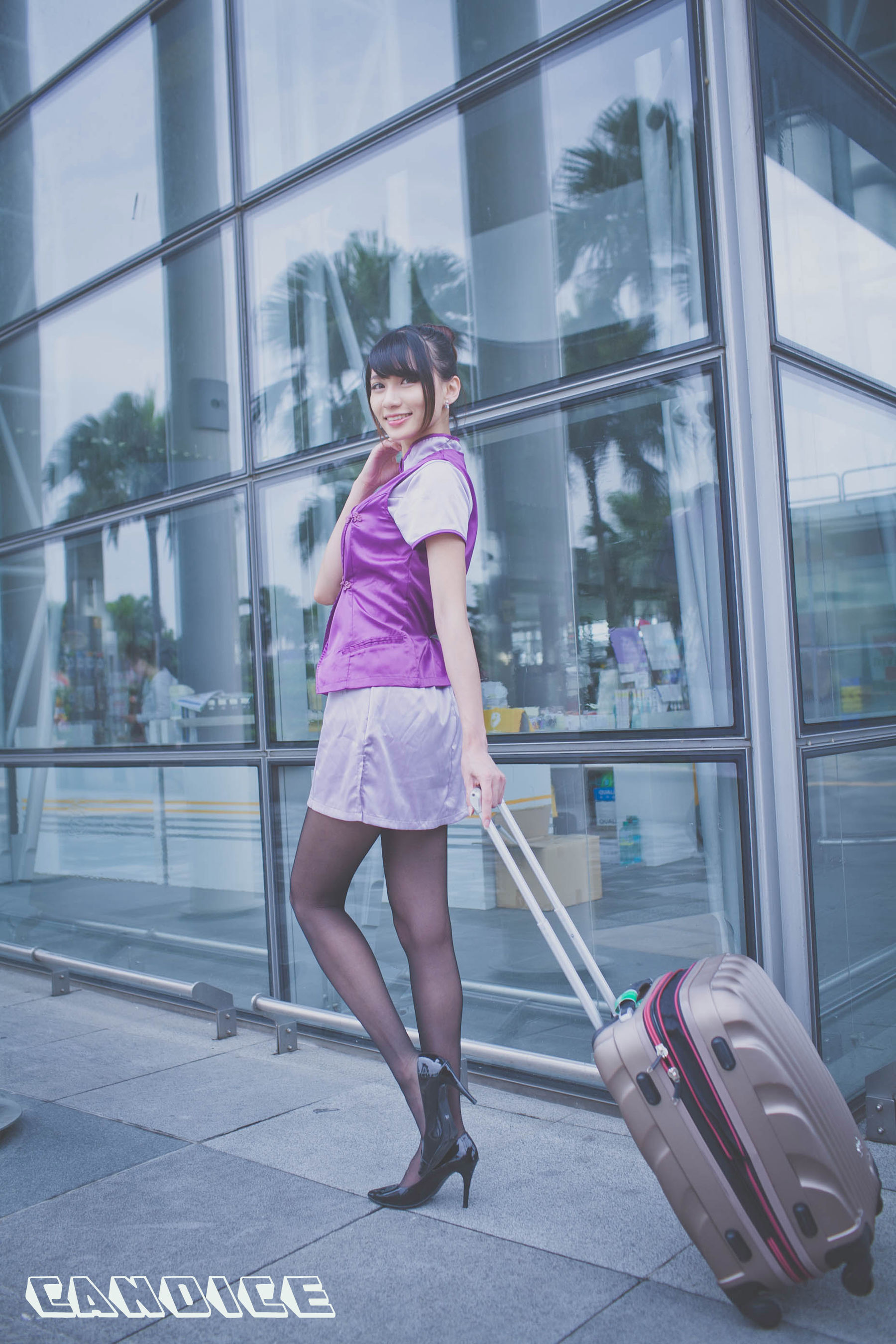 蔡译心Candice《空姐黑丝街拍》-图2