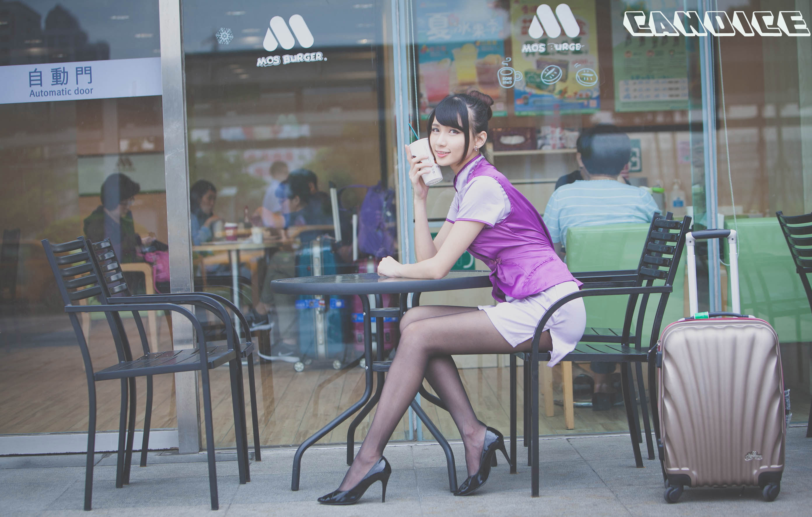 蔡译心Candice《空姐黑丝街拍》-图6