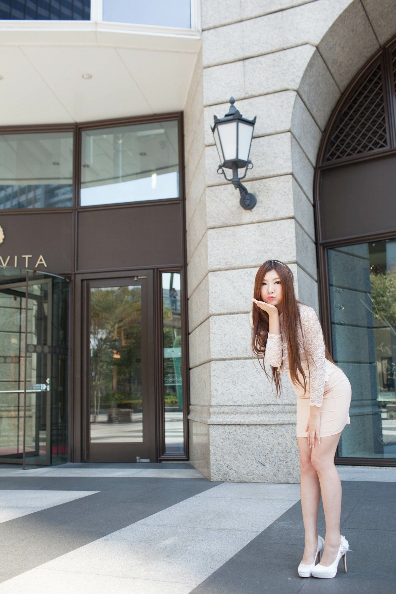 Michelle小羽《信義區街拍 蕾丝+包臀短裙》-图14