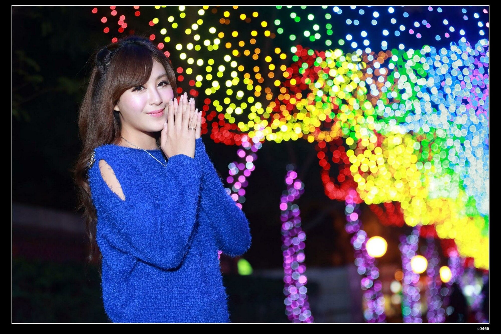 夏晴Miso《圣诞夜黑丝街拍》-图0