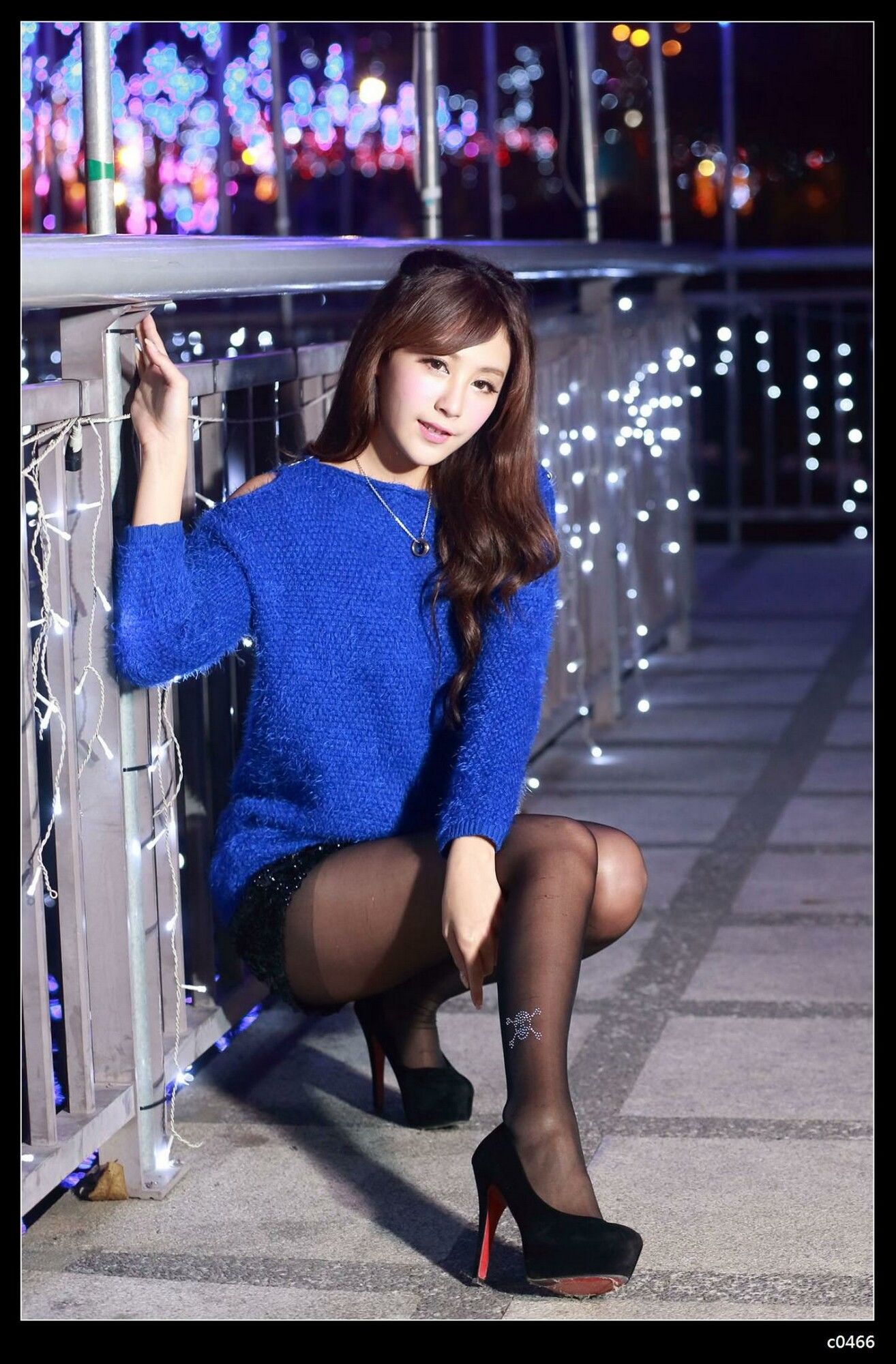 夏晴Miso《圣诞夜黑丝街拍》-图77