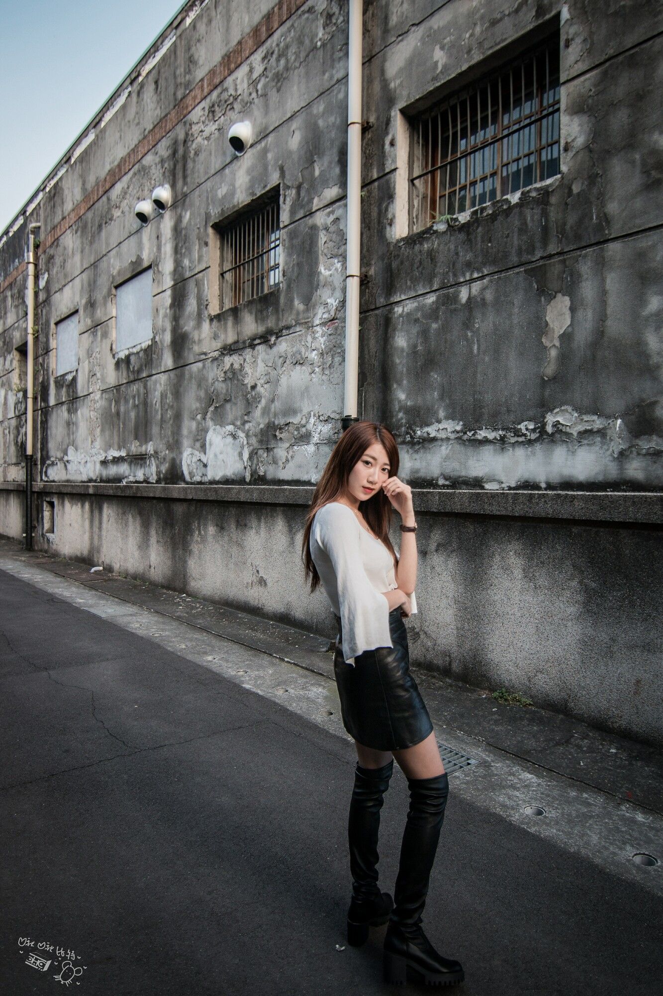 啾比特(张嘉庭)《走光復新村甜美外拍短裙系列》-图2