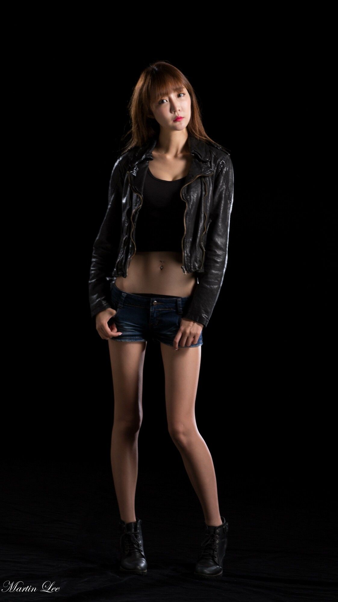 吕蔓《黑丝丽人 三套服装》-图2