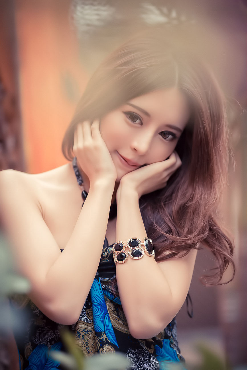 大眼正妹张齐郡《炫彩外拍》-图0