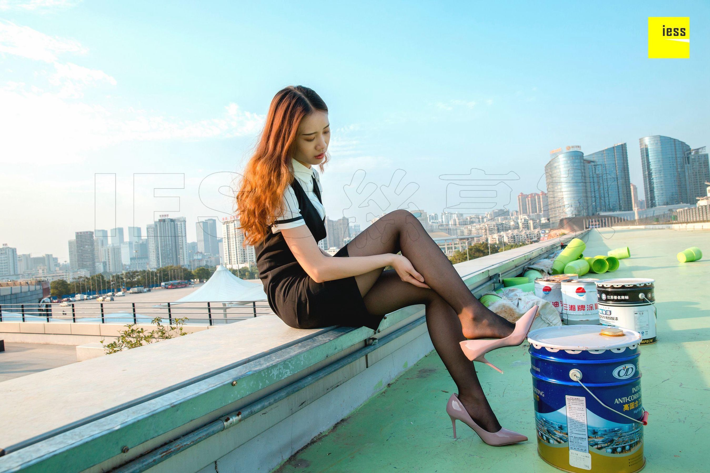 暖暖《快看！楼顶上有个黑丝女》  丝享家237-图0
