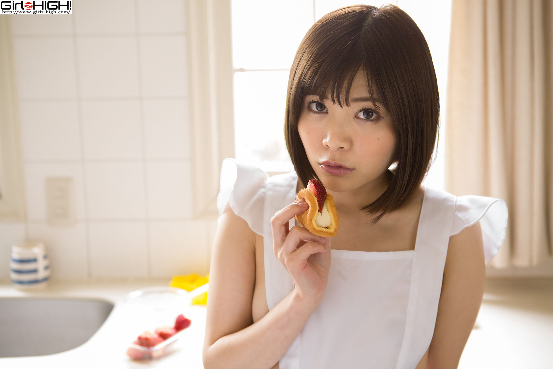 山口里菜子《僕たち（私たち）お尻だ～いすき！》裸エプロン-图0