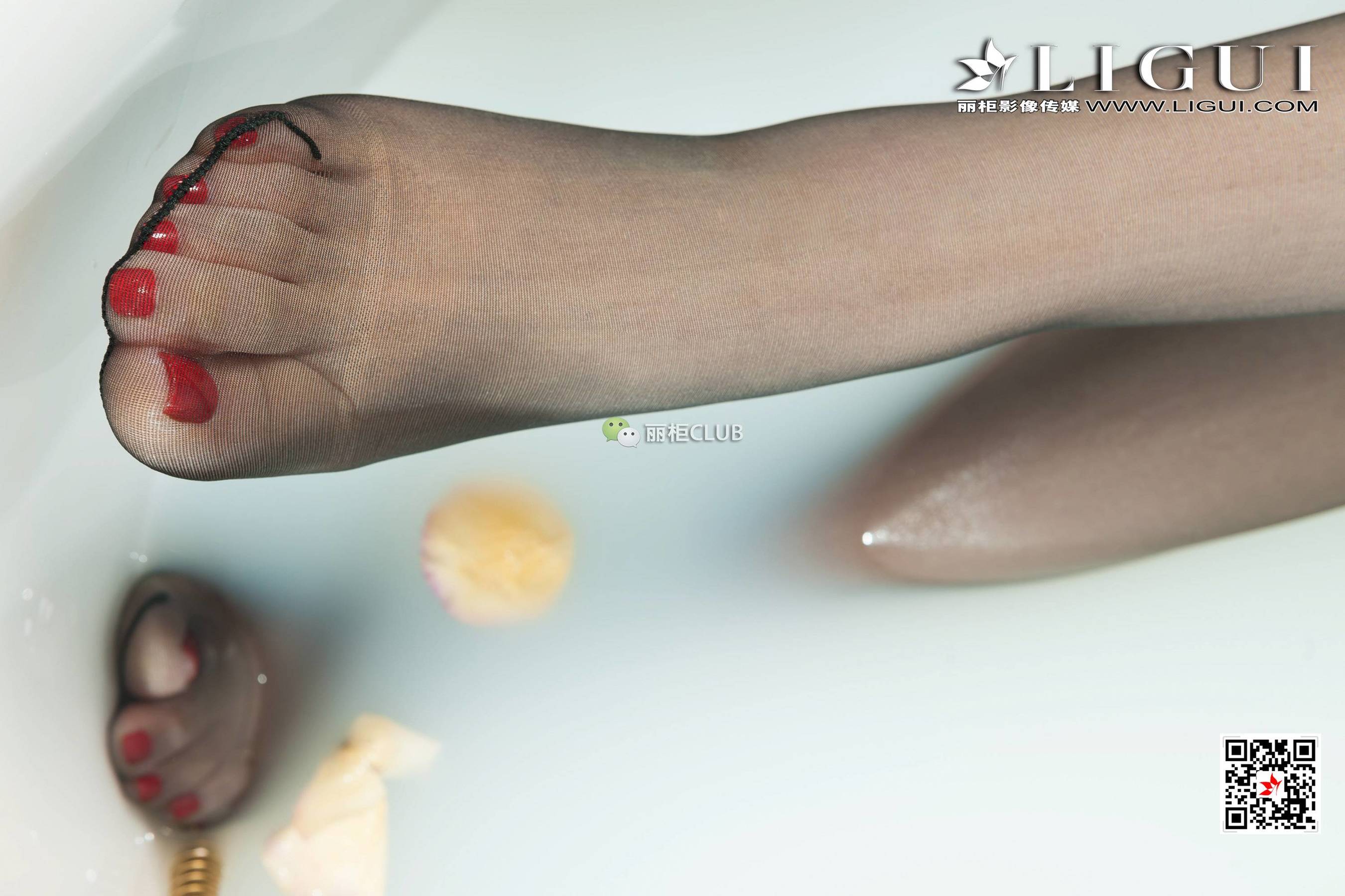 足模然然《浴缸丝足迷情》  网络丽人-图35