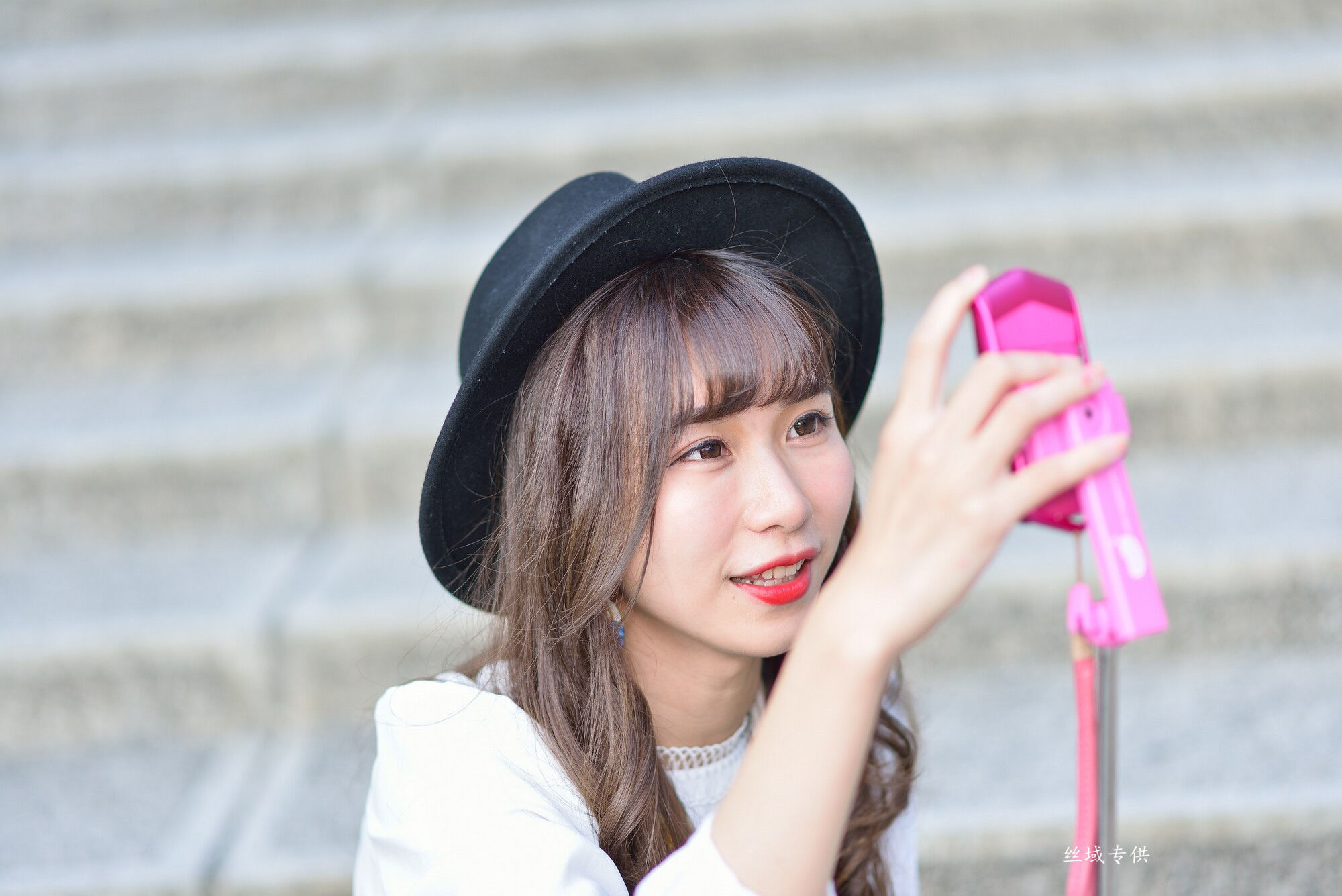 題題 國美館.時裝 黑丝小妹短裙街拍-图0