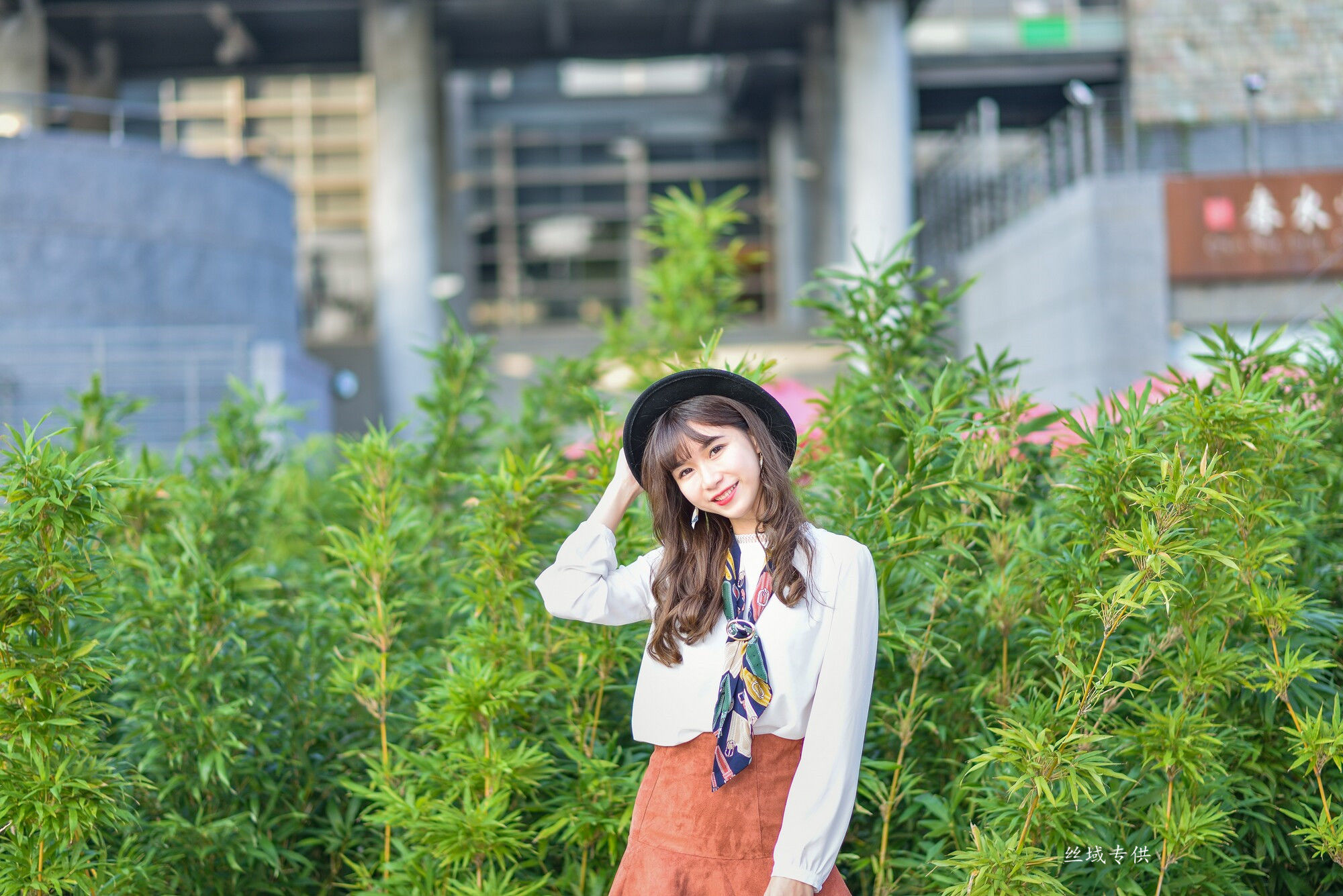 題題 國美館.時裝 黑丝小妹短裙街拍-图2